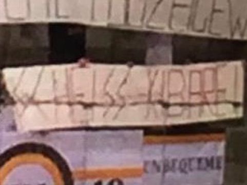 Das Doppel-S erinnert stark an den SS-Schriftzug. Das Doppel-S erinnert stark an den SS-Schriftzug.