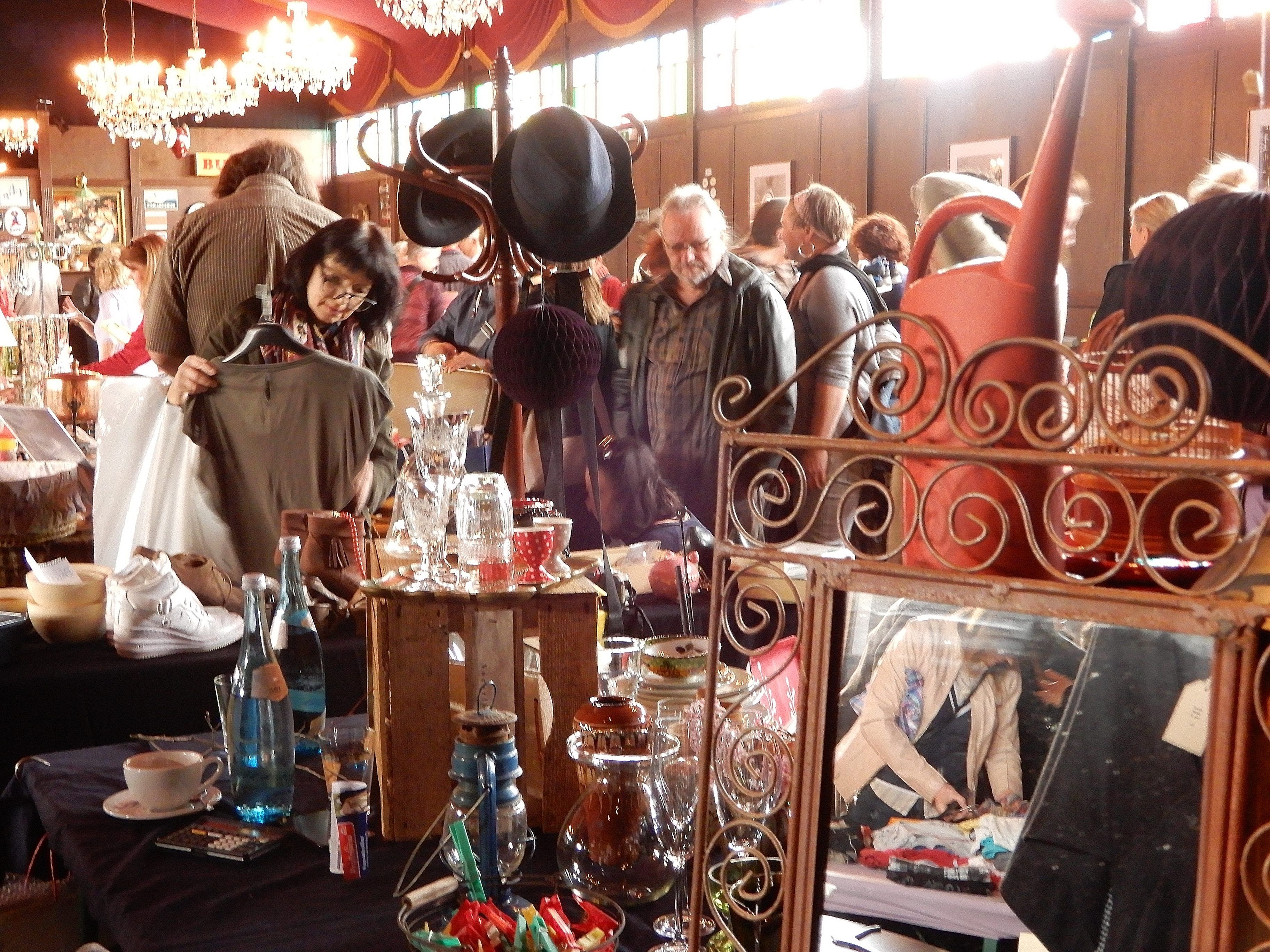 Ob beim Freudenhaus-Flohmarkt oder zeitgenössischem Circustheater - das Herbstprogramm im Freudenhaus wird wieder spannend. Ob beim Freudenhaus-Flohmarkt oder zeitgenössischem Circustheater - das Herbstprogramm im Freudenhaus wird wieder spannend.