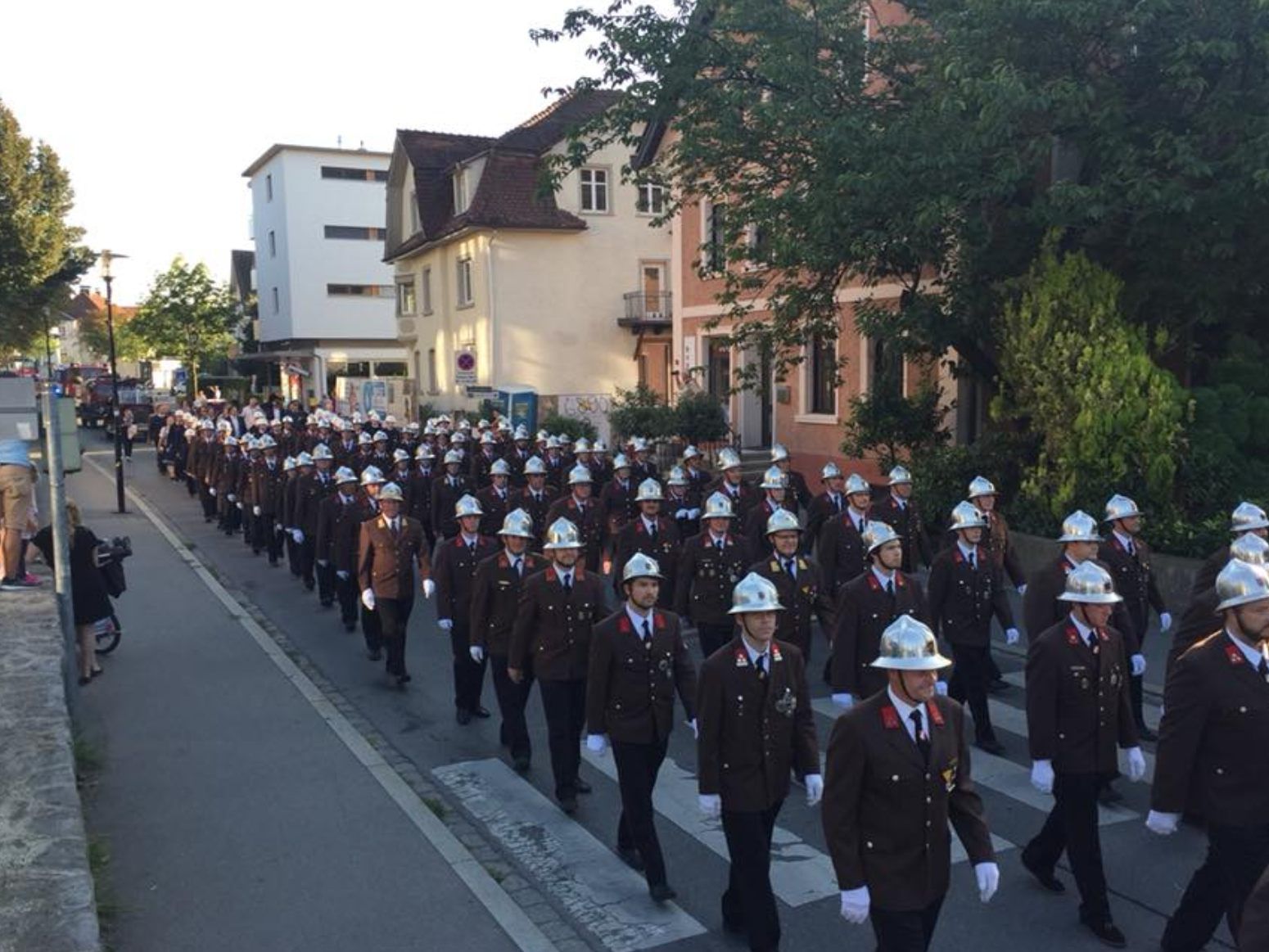 Gemeinsam ging es zum neuen Feuerwehrhaus in der Neudorfstraße