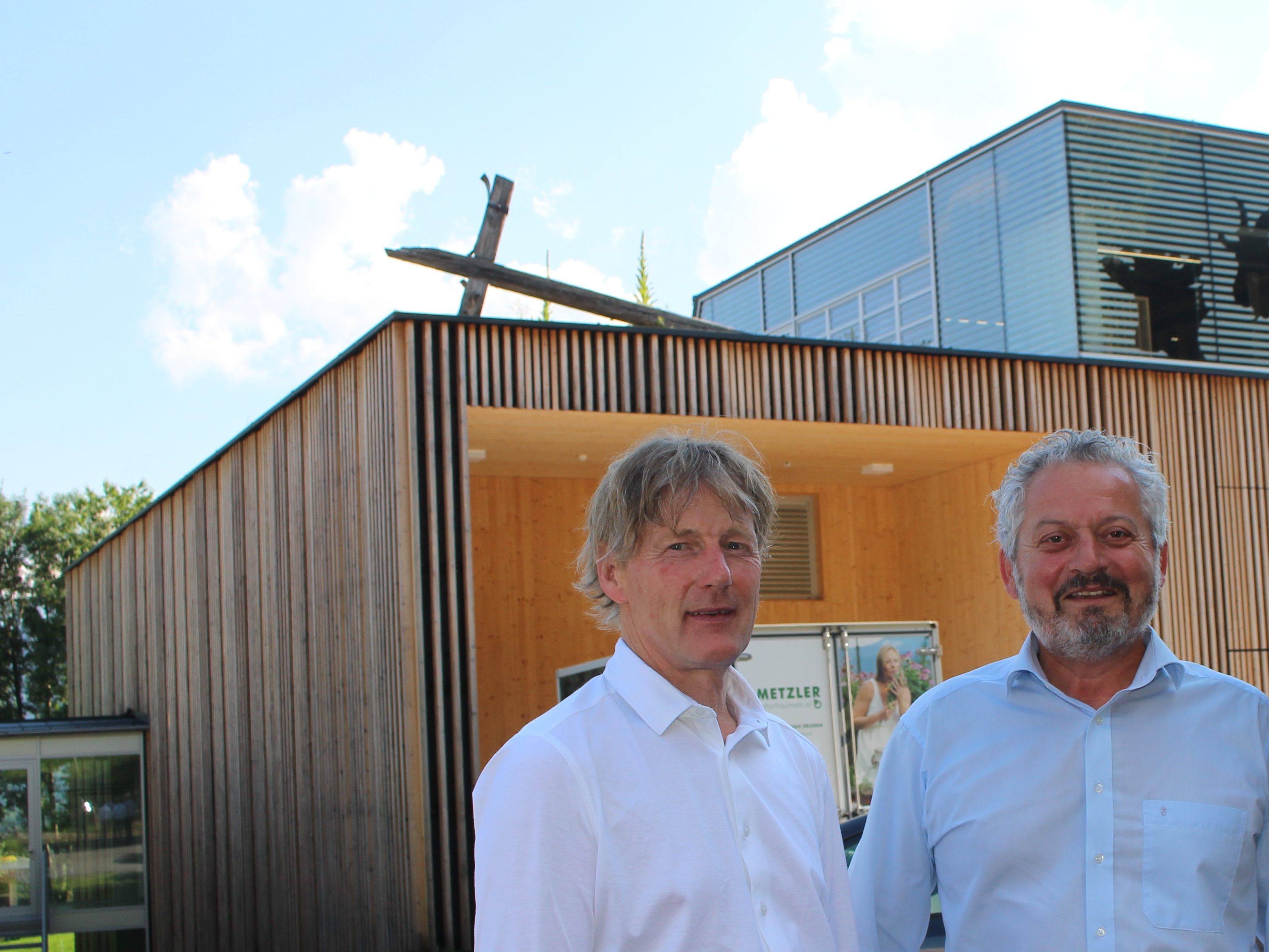 Gipfelkreuz als Blickfang auf dem Flachdach des Betriebsgebäudes, das Architekt Christian Lässer (r.) plante und für das Gebhard Keckeis das Energiekonzept entwickelte.