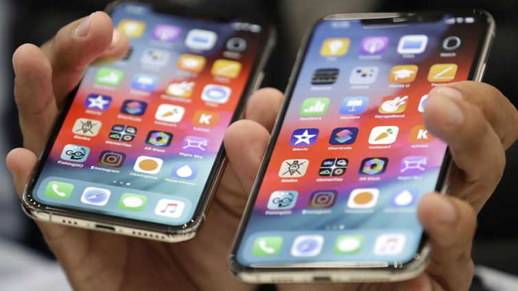 Mit Dienstleistungen rund um das iPhone sichert Apple die Gewinnraten. Bild: AP Mit Dienstleistungen rund um das iPhone sichert Apple die Gewinnraten. Bild: AP