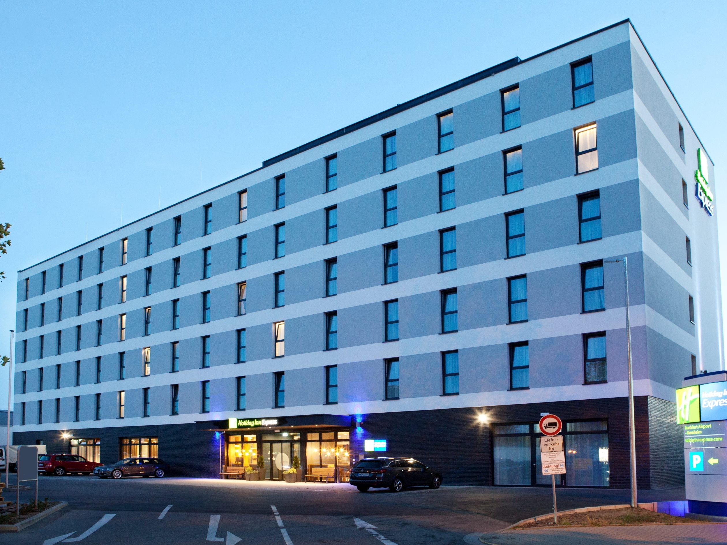 Nach den Plänen des Stuttgarter Büros CIP Architekten realisierte das Frankfurter i+R-Büro das neue Holiday Inn Express in Raunheim, nahe des Flughafens Frankfurt.
