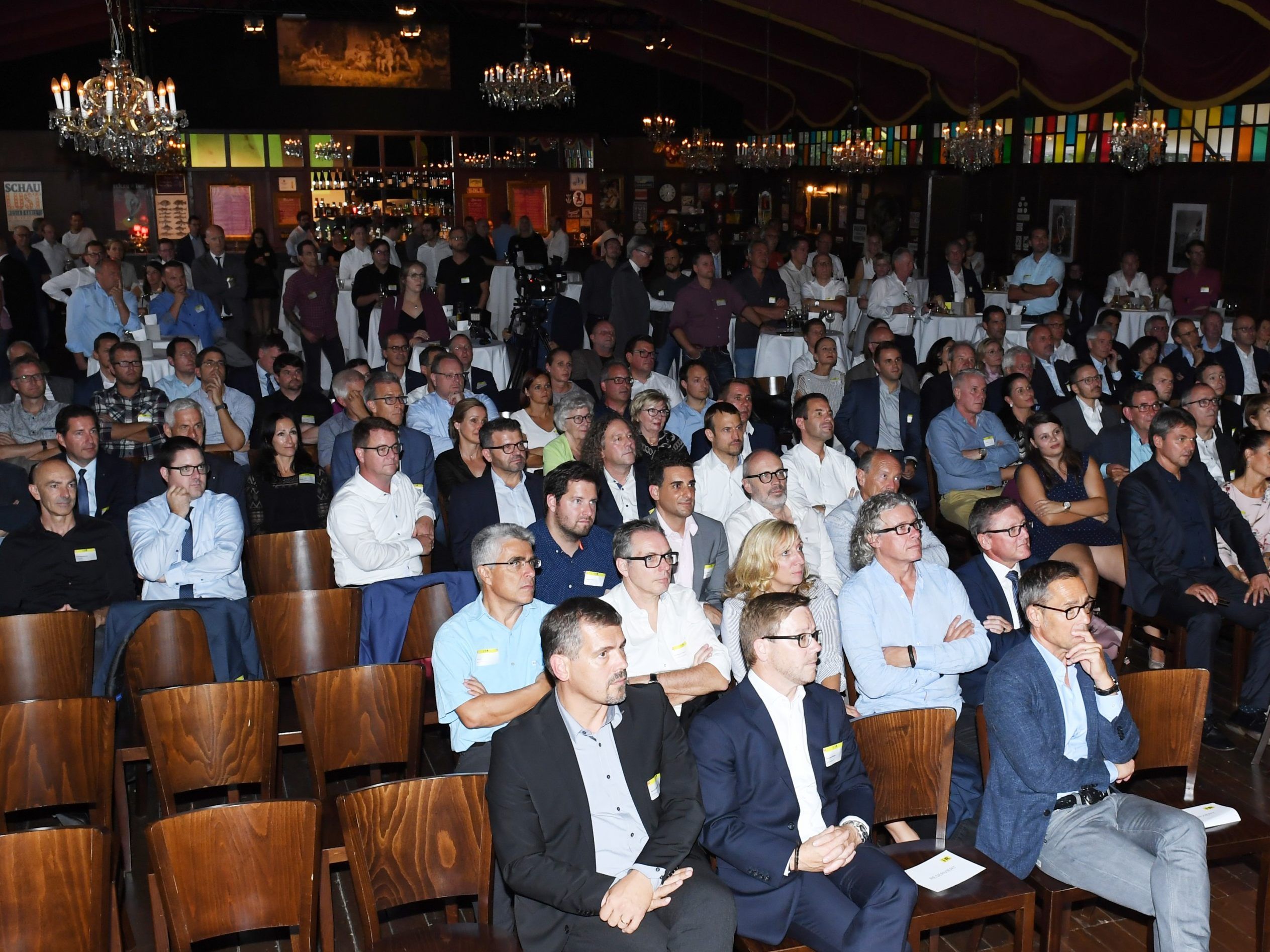 200 Gäste konnte i+R beim fünften Netzwerkabend „Wi+R Wirtschaft regional“ im Freudenhaus in Lustenau begrüßen. 200 Gäste konnte i+R beim fünften Netzwerkabend „Wi+R Wirtschaft regional“ im Freudenhaus in Lustenau begrüßen.