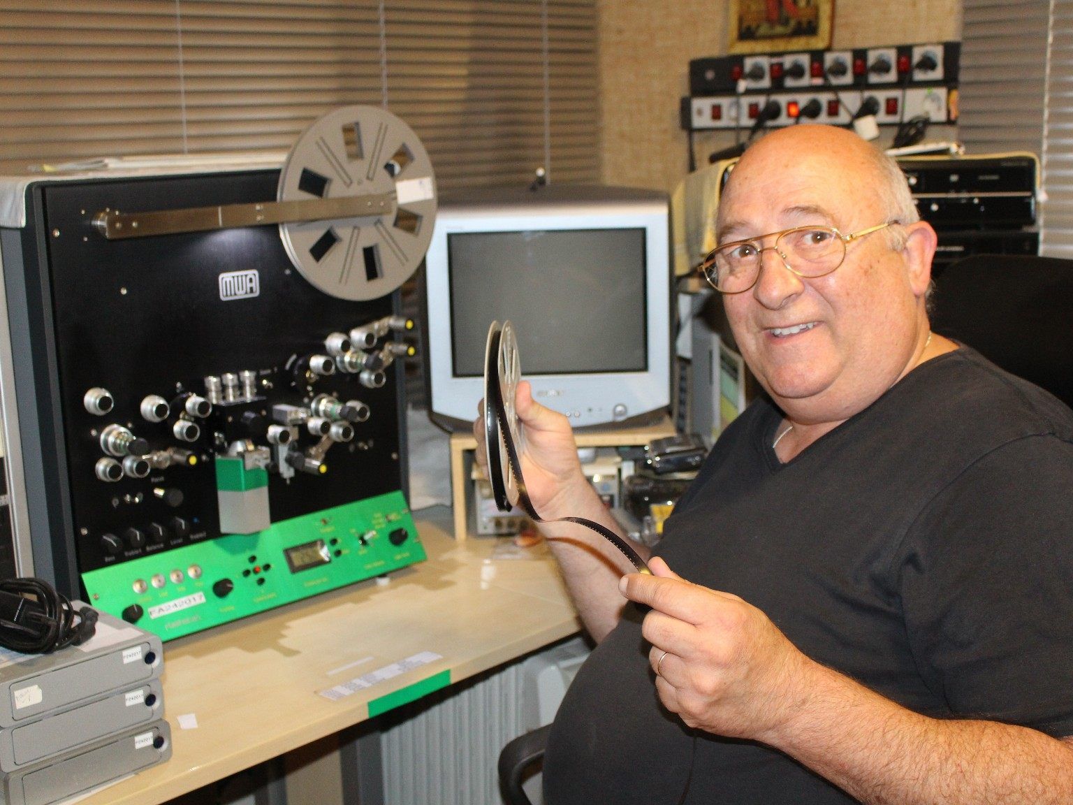 Wenn sich Jean-Pierre nicht mit eigenen Filmen beschäftigt, digitalisiert er in seinem Studio "alte" Filme.