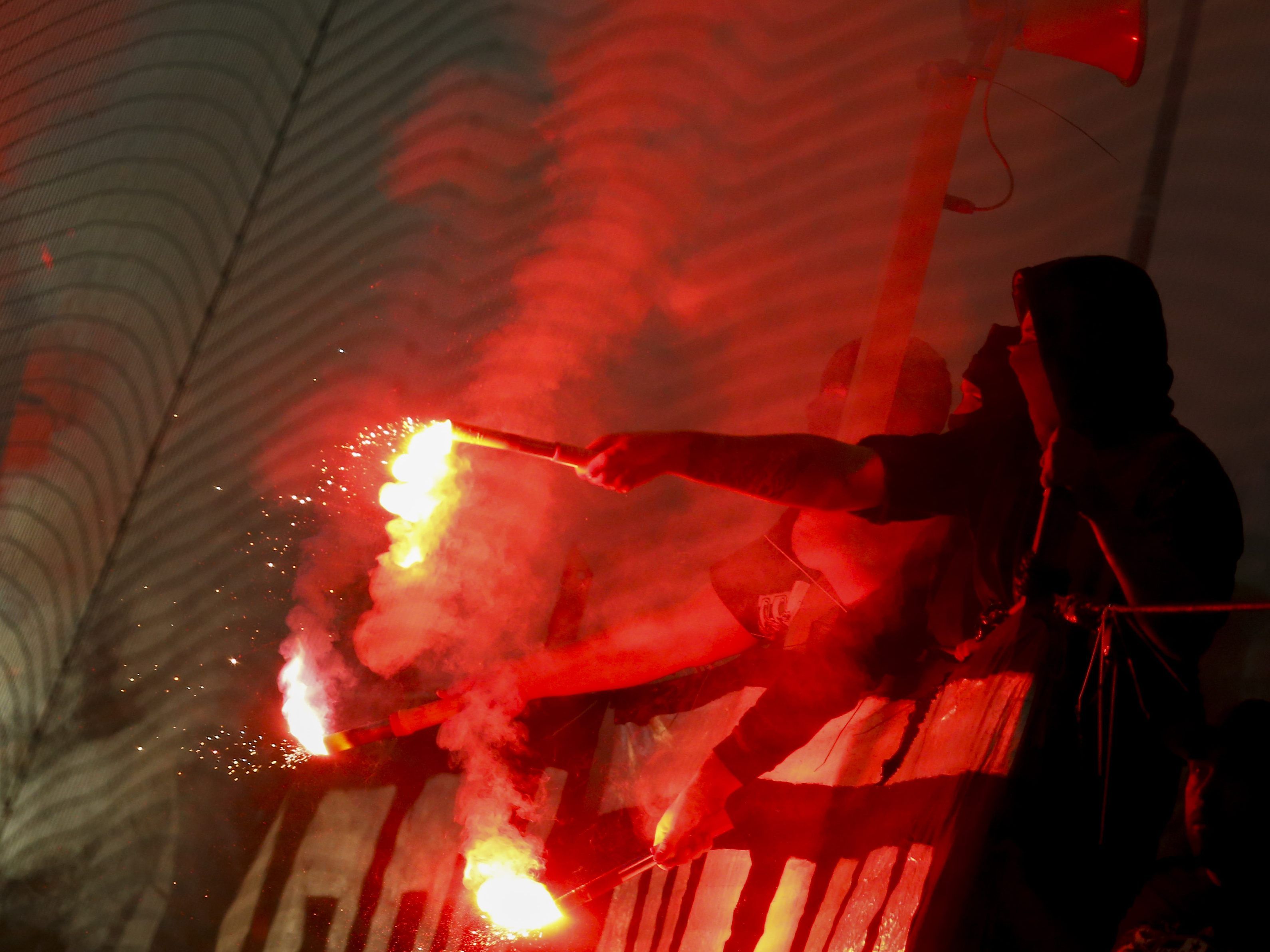 Die illegale Pyrotechnik wird zu 99 Prozent bei Fußballspielen gezündet.