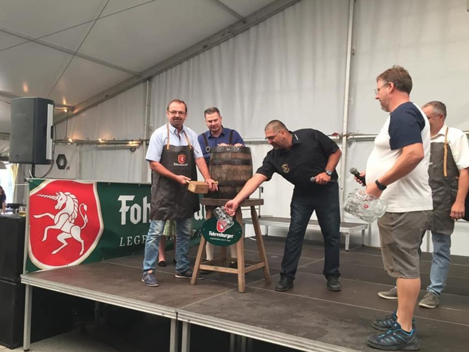 Auftakt zum Frühschoppen mit dem Fassanstich durch Bürgermeister Rainer Siegele. Auftakt zum Frühschoppen mit dem Fassanstich durch Bürgermeister Rainer Siegele.