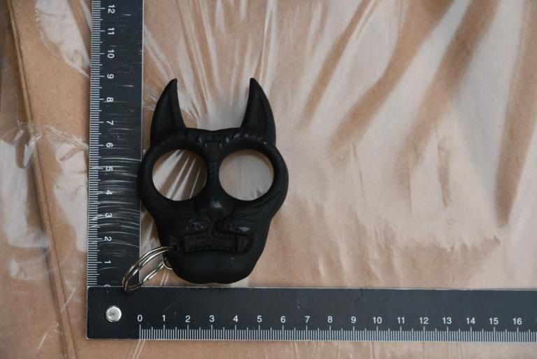 Ein Schlagring konnte sichergestellt werden. Ein Schlagring konnte sichergestellt werden.