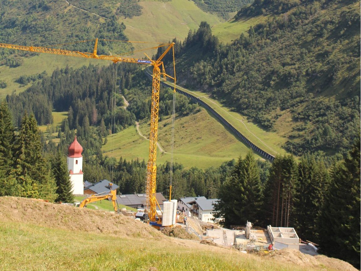 Großbaustelle oberhalb der Damülser Pfarrkirche, wo die Talstation der neuen Sechserbahn errichtet wird.