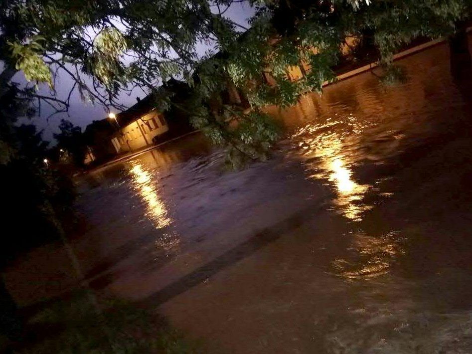 Im Bild : Eine überschwemmte Straße im Raum Großmugl in Niederösterreich Im Bild : Eine überschwemmte Straße im Raum Großmugl in Niederösterreich