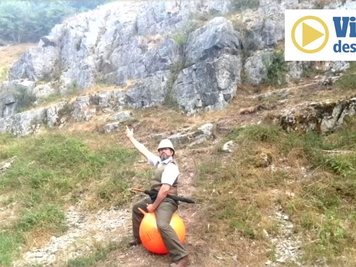 Dieser Brite überquerte die Alpen mit einem Hüpfball. Dieser Brite überquerte die Alpen mit einem Hüpfball.