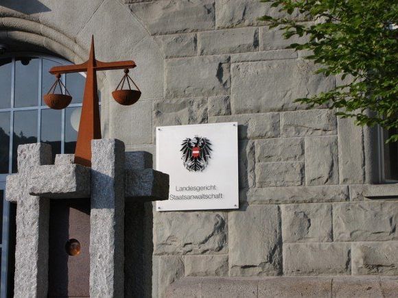 Der Türsteher wurde zu einer Geld- und bedingten Haftstrafe verurteilt. Der Türsteher wurde zu einer Geld- und bedingten Haftstrafe verurteilt.