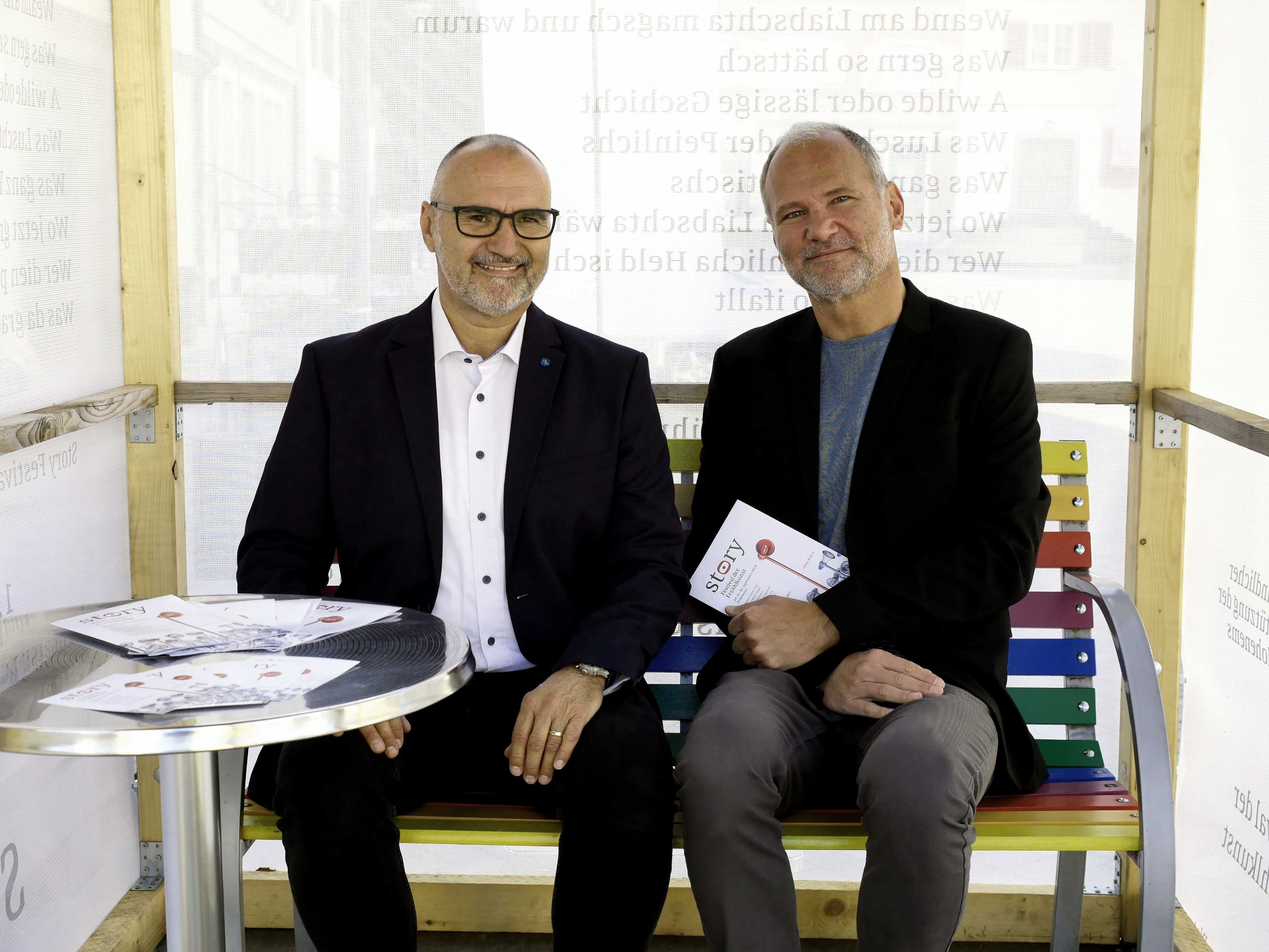 Kulturstadtrat Johannes Drexel und Organisator Christian Vuissa zeigen das „Story-Bänkle“, bei dem man bis zum Wochenende noch seine Geschichten erzählen und attraktive Geldpreise gewinnen kann. Kulturstadtrat Johannes Drexel und Organisator Christian Vuissa zeigen das „Story-Bänkle“, bei dem man bis zum Wochenende noch seine Geschichten erzählen und attraktive Geldpreise gewinnen kann.