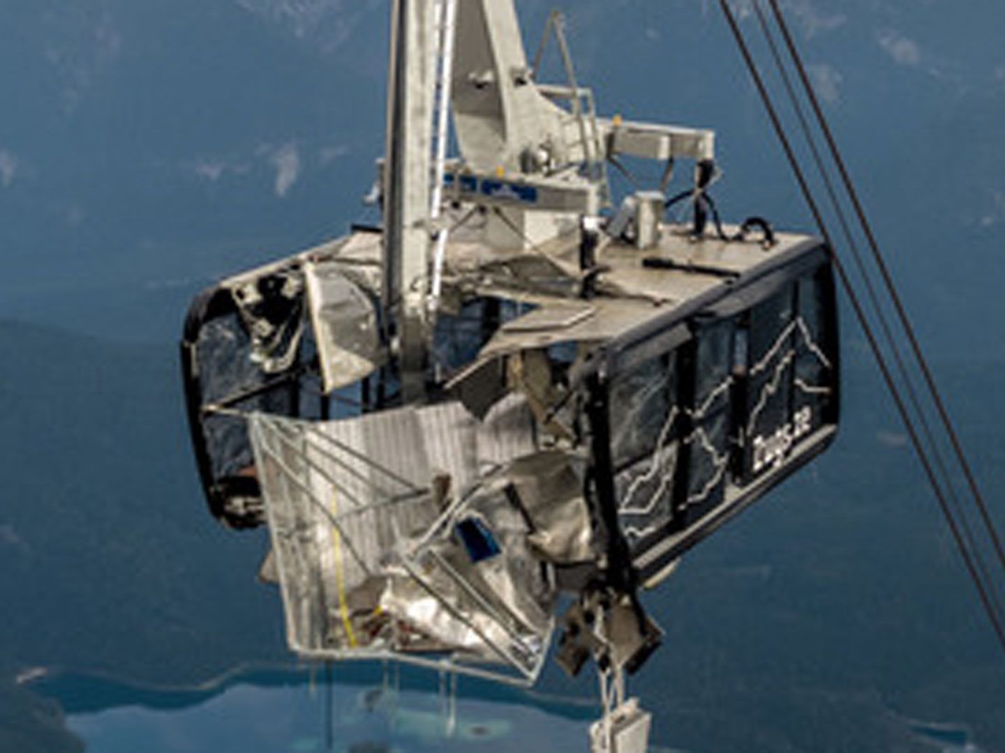 Der Bergekorb krachte ungebremst in die Seilbahn-Gondel, die dabei völlig zerstört wurde. Der Bergekorb krachte ungebremst in die Seilbahn-Gondel, die dabei völlig zerstört wurde.
