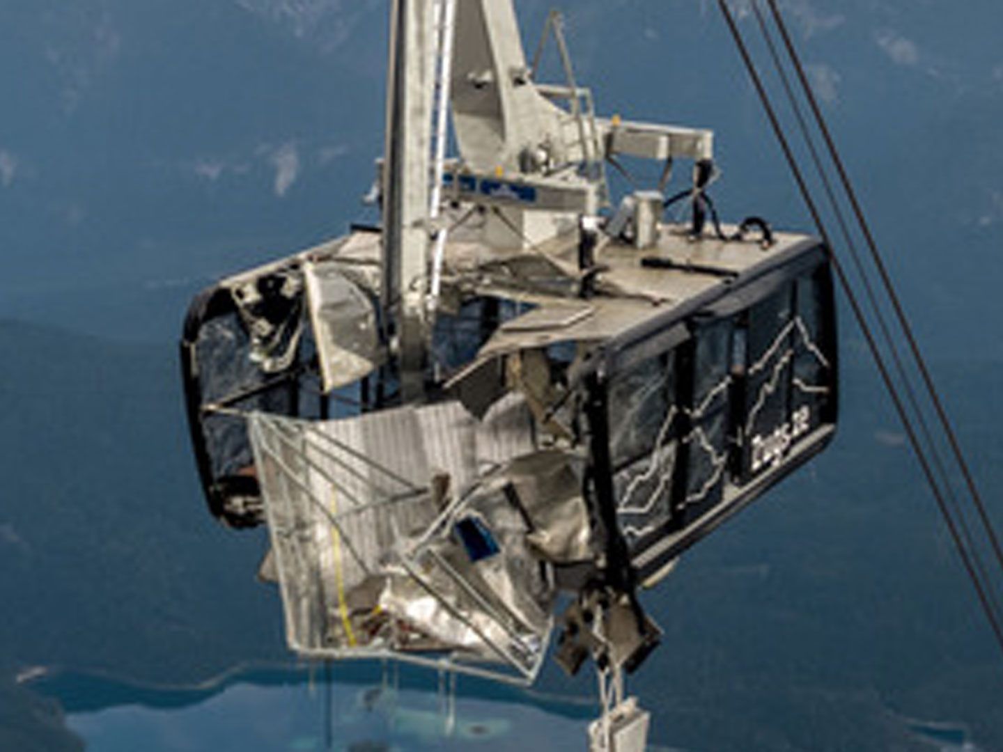 Der Bergekorb krachte ungebremst in die Seilbahn-Gondel, die dabei völlig zerstört wurde.