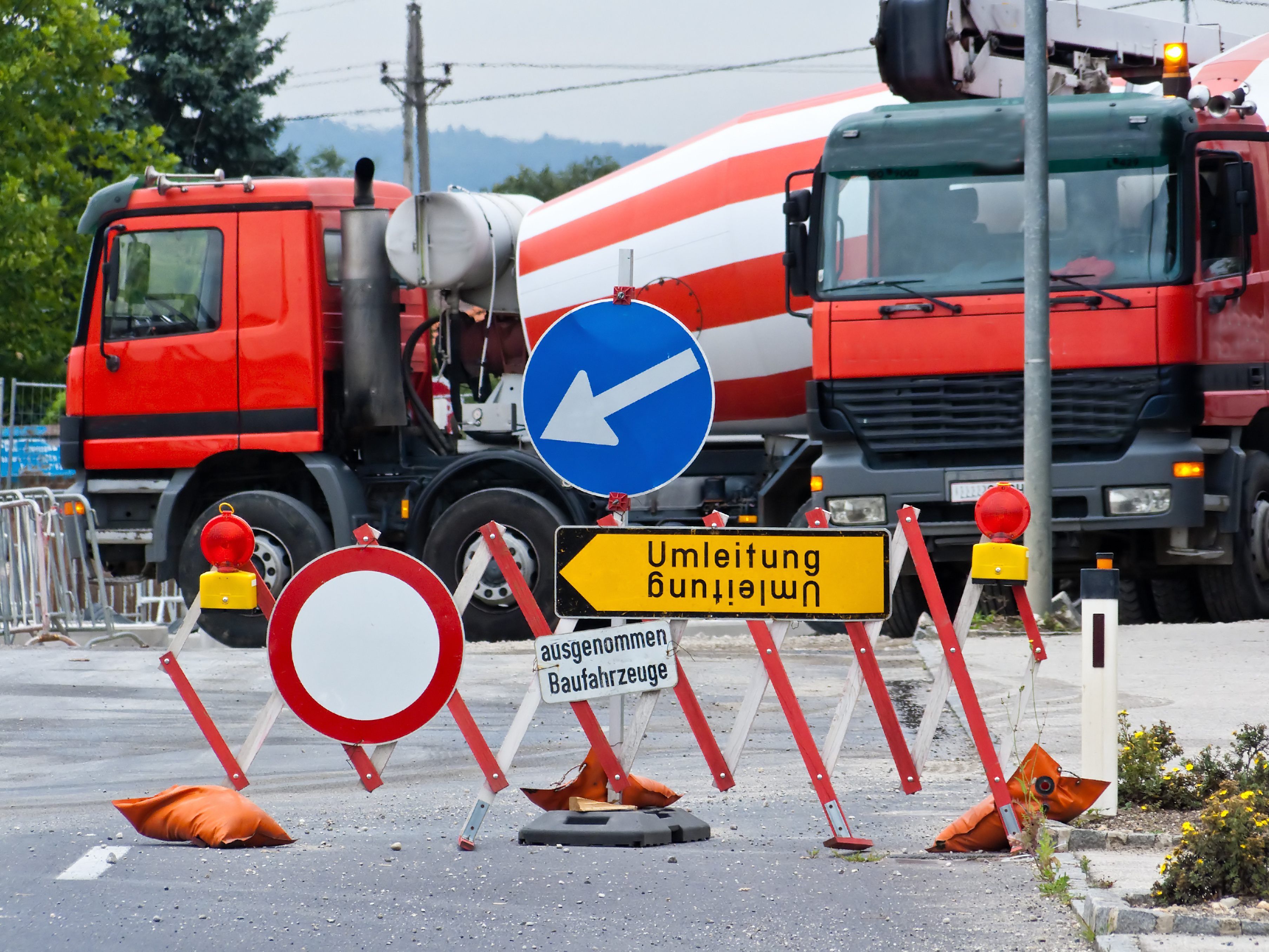 Verkehrsteilnehmer werden umgeleitet.