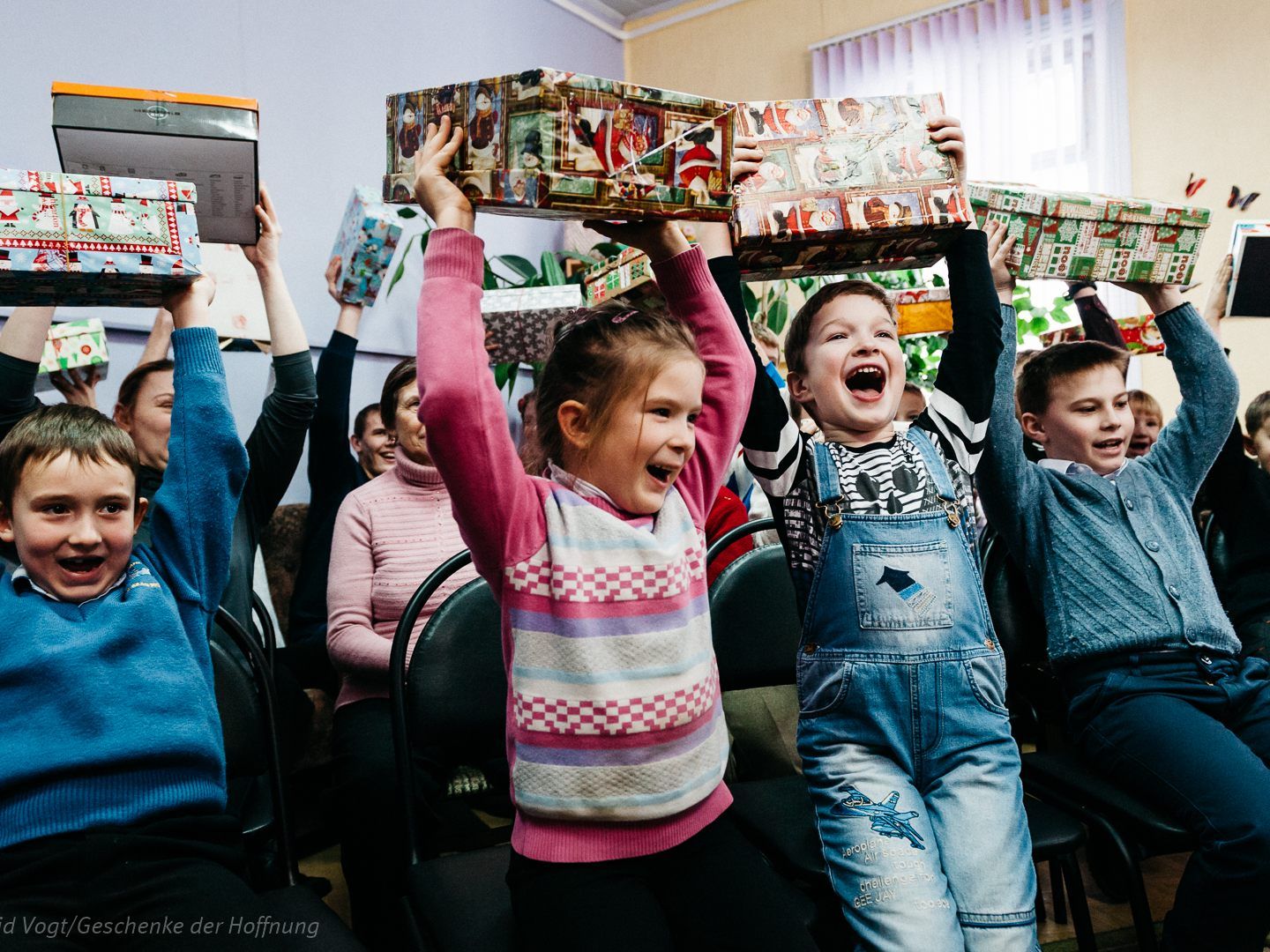 Mit einem befüllten Schuhkarton Kindern eine Freude machen. Mit einem befüllten Schuhkarton Kindern eine Freude machen.