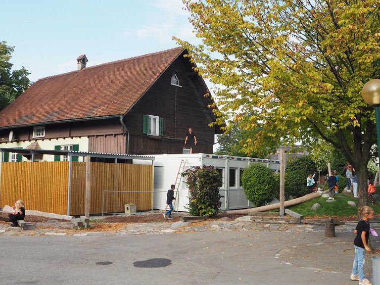 Drei Monate lang wurde das Fleischhaus hinter dem Pausenhof der Volksschule adaptiert. Vergangene Woche konnten die Kinder ihr neues Heim beziehen.