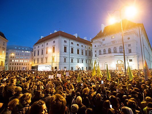 Tausende taten am Ballhausplatz ihren Unmut mit der Regierung kund Tausende taten am Ballhausplatz ihren Unmut mit der Regierung kund