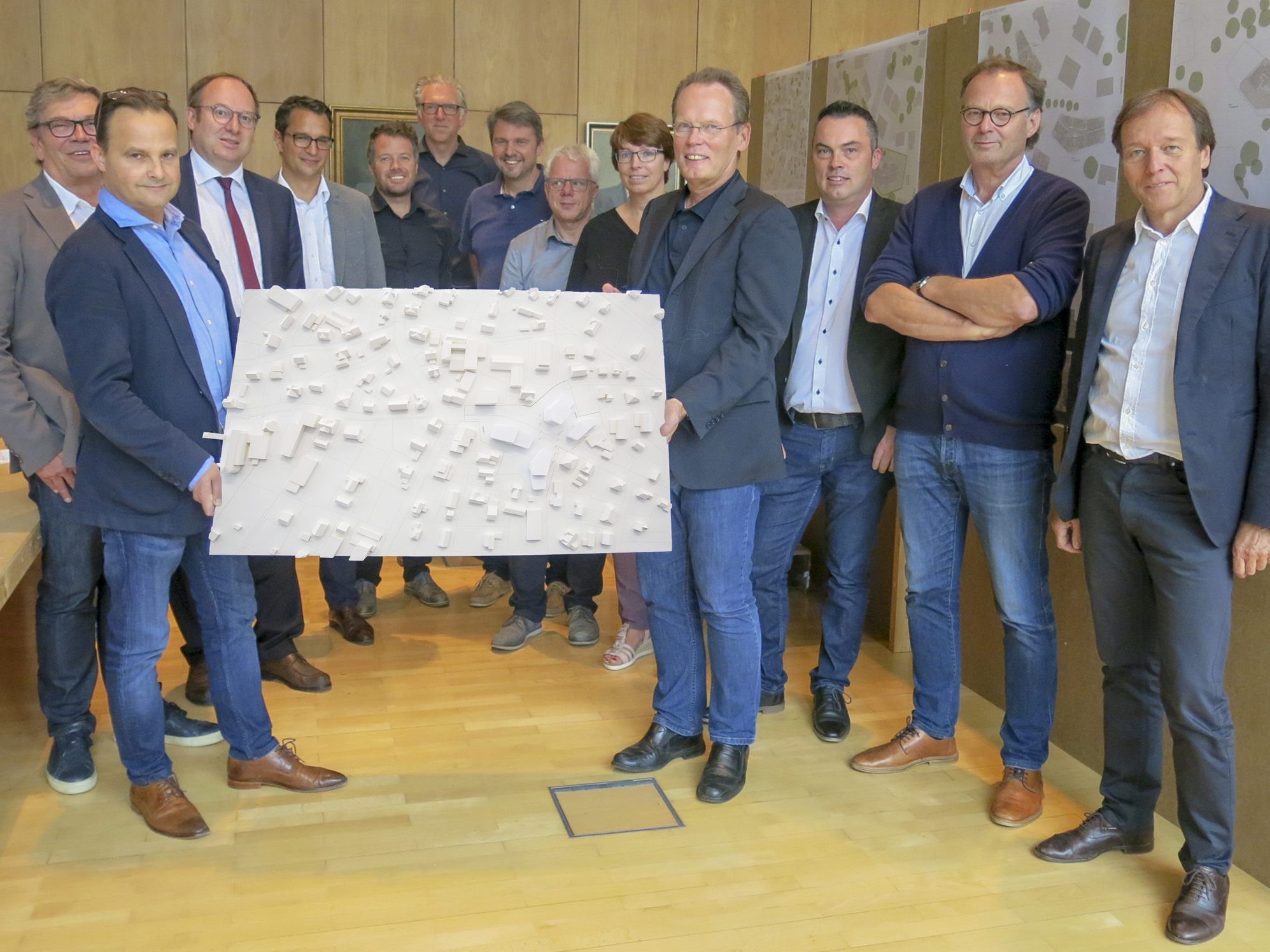 Die Jury des Architektenwettbewerbs präsentiert das Siegerprojekt von Dworzak-Grabher für das neue Gebäudeensemble für Lustenauer Ortsteilzentrum Rheindorf. (Es fehlt: Jurymitglied Ing. Wilhelm Muzyczyn.) Die Jury des Architektenwettbewerbs präsentiert das Siegerprojekt von Dworzak-Grabher für das neue Gebäudeensemble für Lustenauer Ortsteilzentrum Rheindorf. (Es fehlt: Jurymitglied Ing. Wilhelm Muzyczyn.)