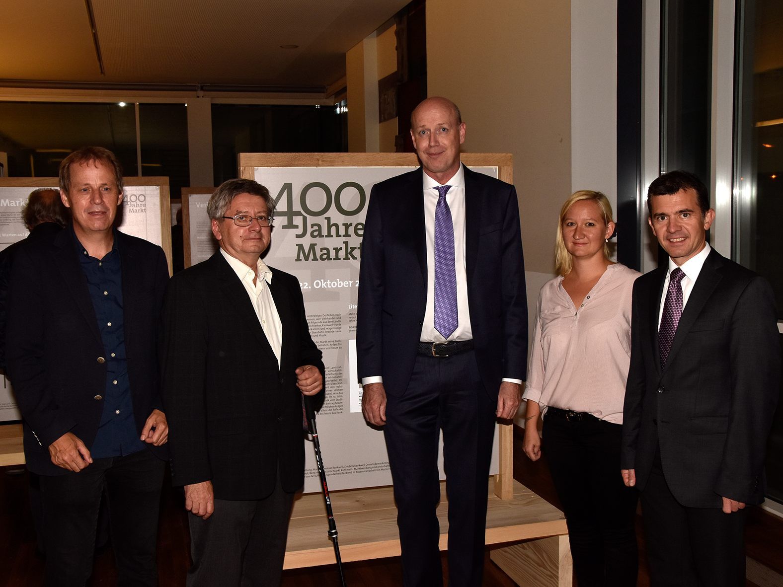 (v.l.) Norbert Schnetzer (Gemeindearchiv), Christoph Volaucnic (Historiker), Ulrich Nachbaur (Landesarchiv), Stefanie Kollmann-Obwegeser (Marktgemeinde) und Bürgermeister Martin Summer