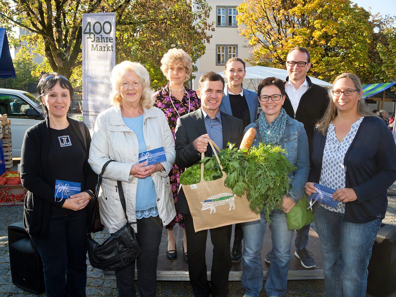 Die Gewinnerinnen des Gewinnspiels mit Bürgermeister Martin Summer, Carolin Frei vom Gemeindemarketing, René Nick von der Kaufmannschaft Rankweil-Vorderland sowie Moderatorin Heike Montiperle. Die Gewinnerinnen des Gewinnspiels mit Bürgermeister Martin Summer, Carolin Frei vom Gemeindemarketing, René Nick von der Kaufmannschaft Rankweil-Vorderland sowie Moderatorin Heike Montiperle.