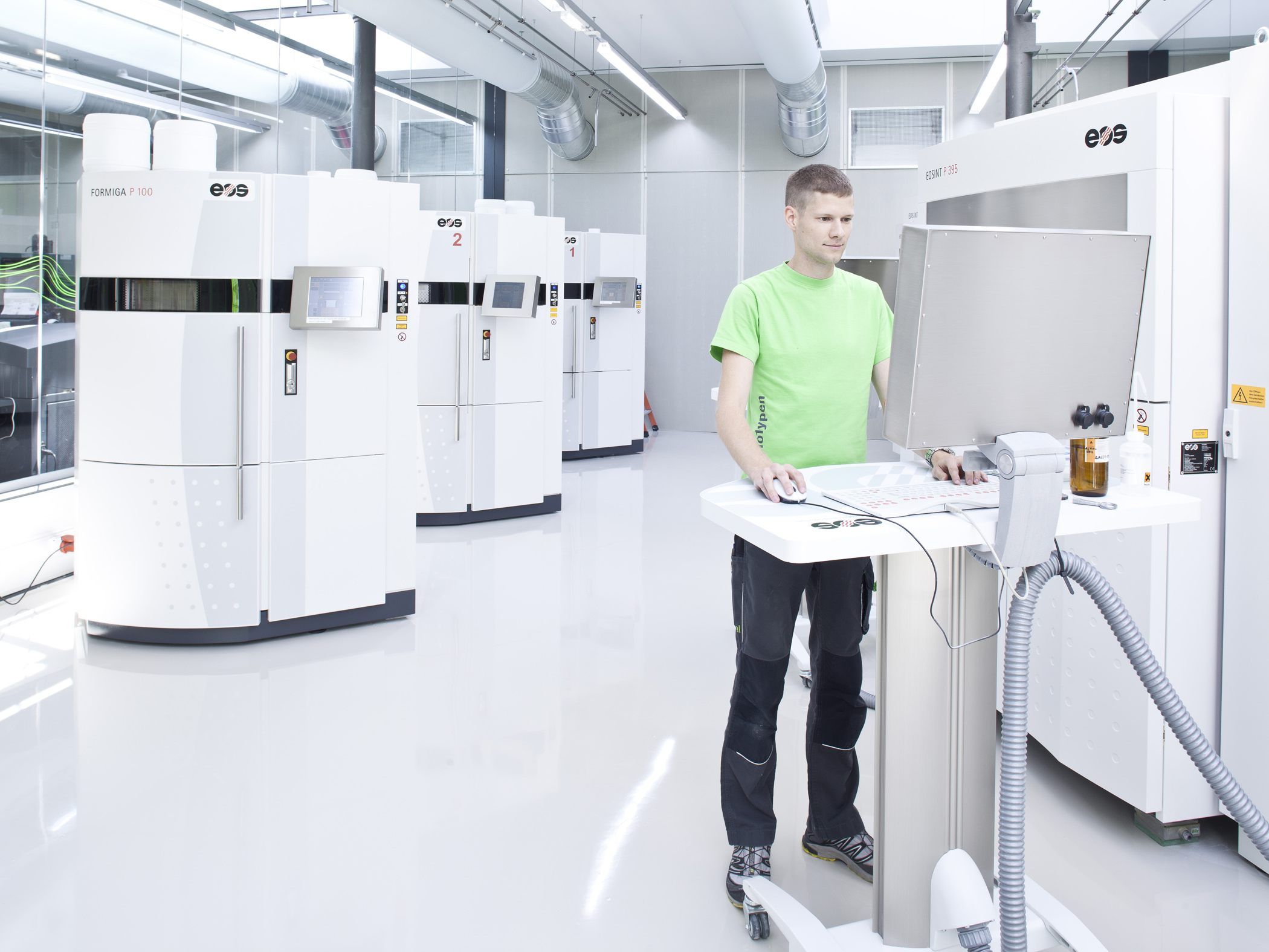 Im Rapid-Prototyping-Center von 1zu1 Prototypen steht derzeit eine Vielzahl moderner Lasersinter-Anlagen zur Verfügung. Im Rapid-Prototyping-Center von 1zu1 Prototypen steht derzeit eine Vielzahl moderner Lasersinter-Anlagen zur Verfügung.