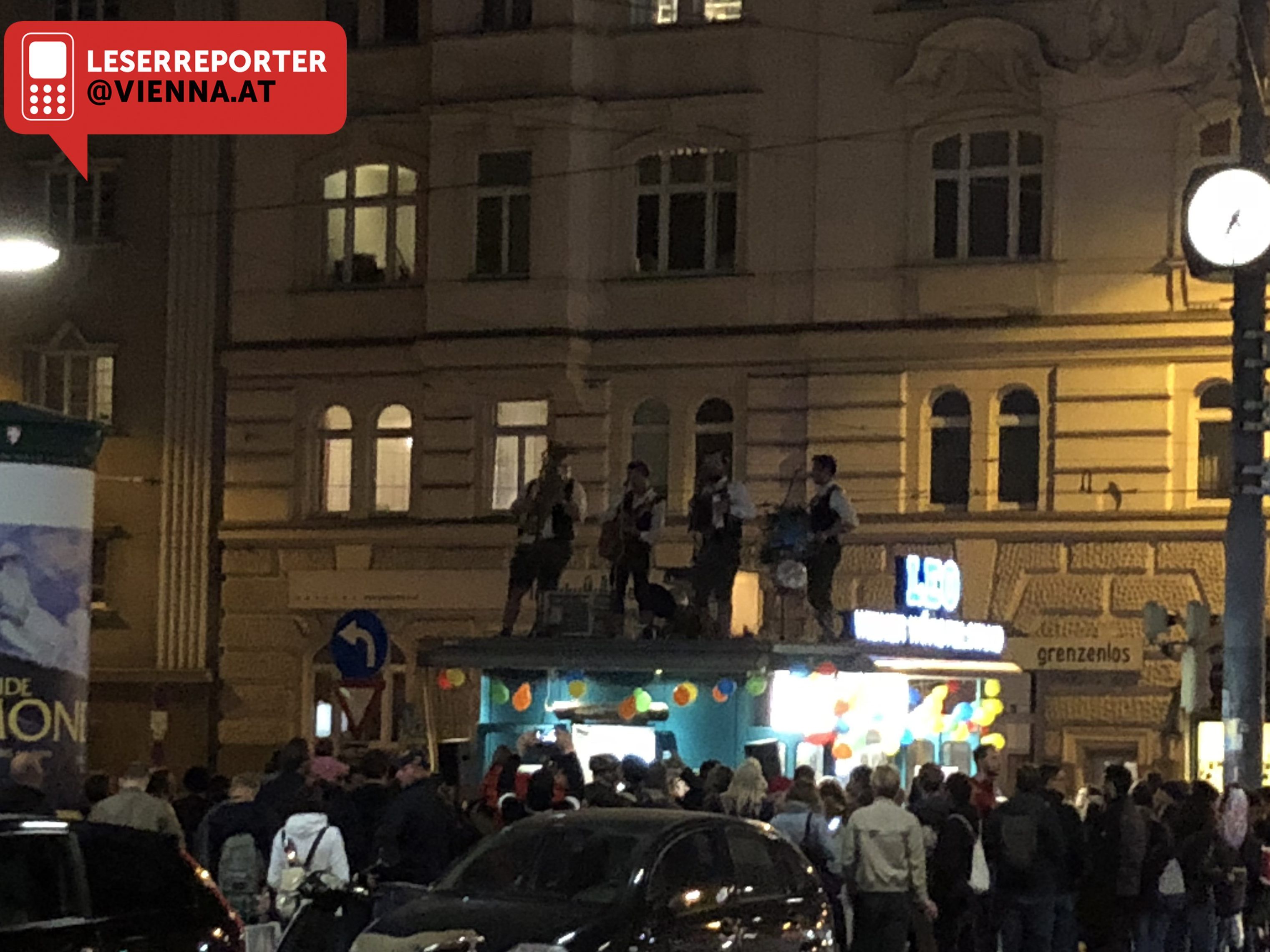 Ein Vienna.at-Leser beobachtete das Konzert auf dem ältesten Würstelstand Wiens.