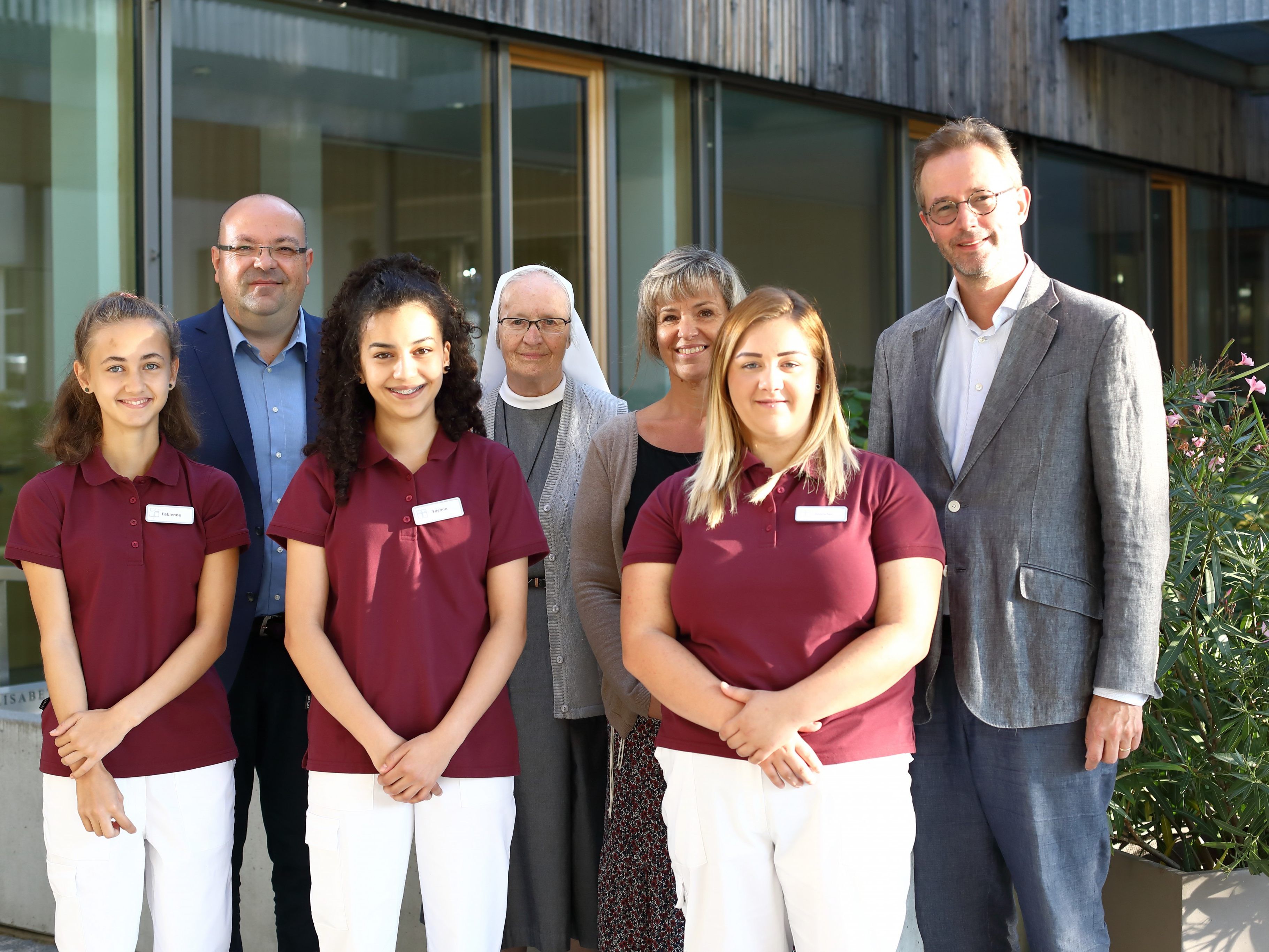 Bild 1. Reihe: Die Lehrlinge v.l.: Fabienne Schwendinger, Yasmin Elkhaouti, Jennifer Küng. 2. Reihe - v.l.: Thomas Vranjes (Geschäftsführer) , Sr. Elisabeth Heinzle, Gabriele Fellner (Pflegedienstleitung), Notar Mag. Clemens Schmölz (Beiratsvorsitzender). Bild 1. Reihe: Die Lehrlinge v.l.: Fabienne Schwendinger, Yasmin Elkhaouti, Jennifer Küng. 2. Reihe - v.l.: Thomas Vranjes (Geschäftsführer) , Sr. Elisabeth Heinzle, Gabriele Fellner (Pflegedienstleitung), Notar Mag. Clemens Schmölz (Beiratsvorsitzender).