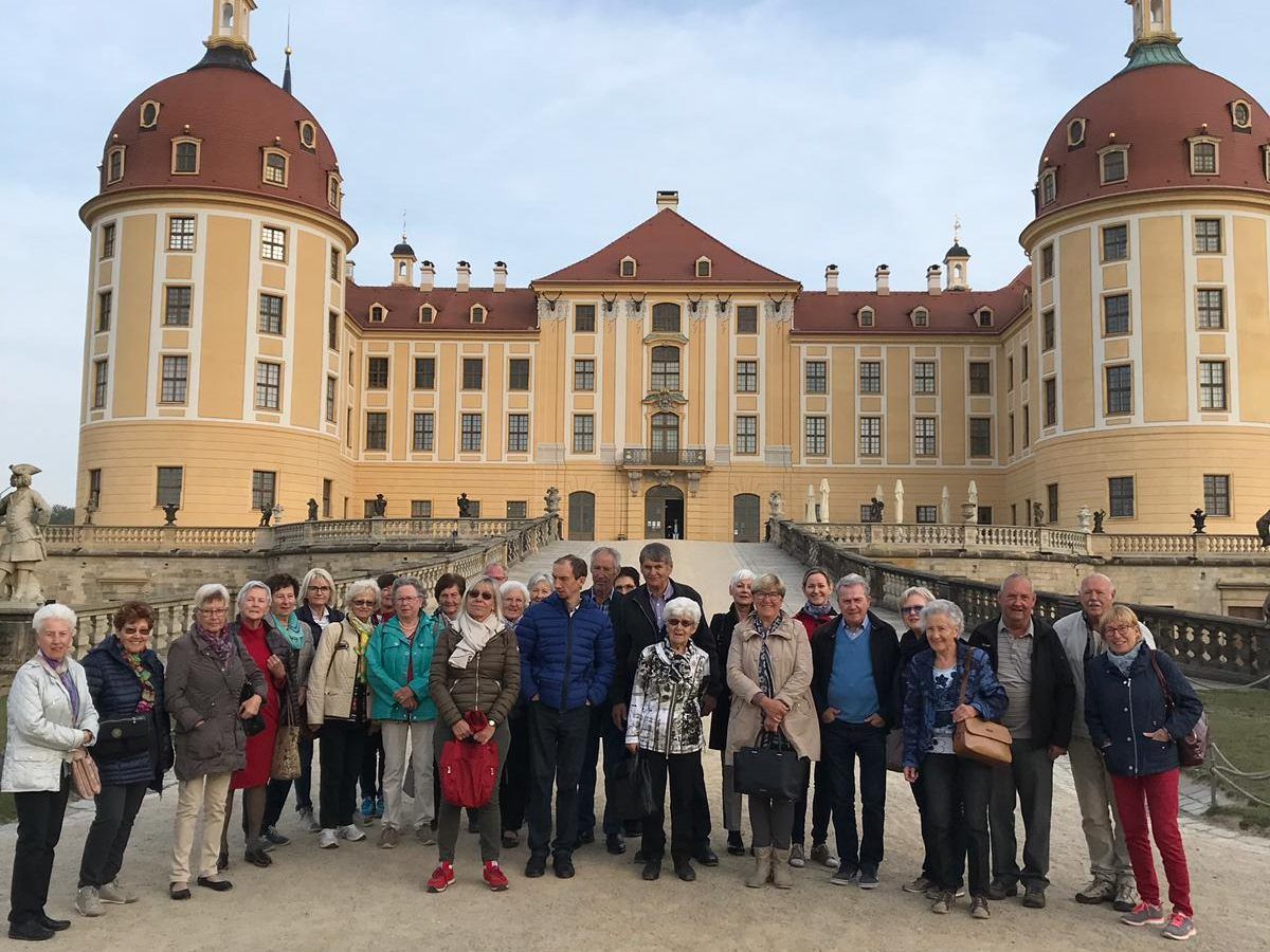 Die Senioren vor dem Jagdschloss Moritzburg