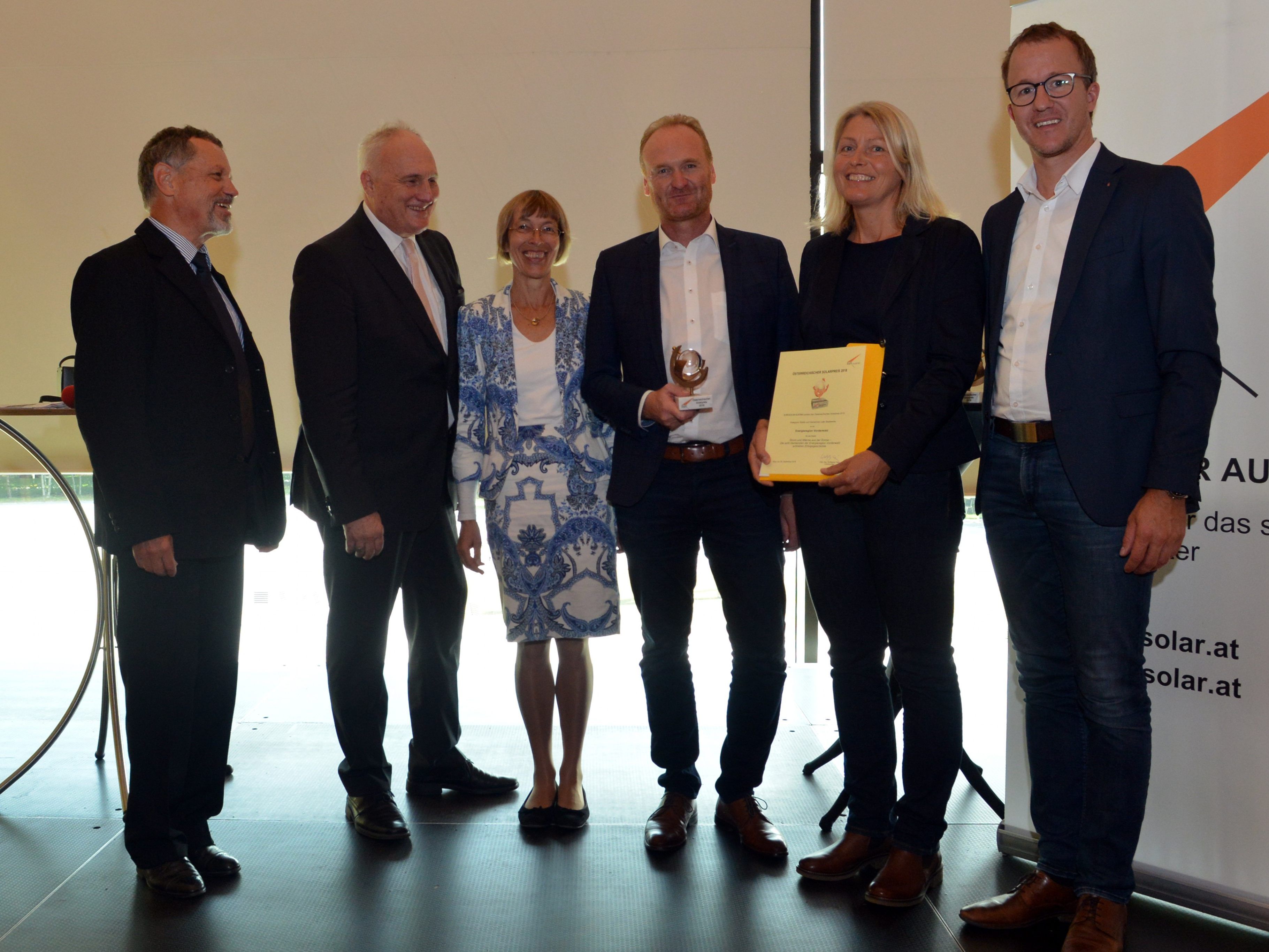 Vorsitzender Eurosolar Austria Wolfgang Hein, Präsident Eurosolar Peter Droege, Hedda Stützl-Klein vom Bundesministerium für Verkehr, Innovation und Technologie, Bürgermeister Guido Flatz, Regionskoordinatorin Monika Forster vom Energieinstitut Vorarlberg und Landesrat Christian Gantner freuen sich über die Auszeichnung. Vorsitzender Eurosolar Austria Wolfgang Hein, Präsident Eurosolar Peter Droege, Hedda Stützl-Klein vom Bundesministerium für Verkehr, Innovation und Technologie, Bürgermeister Guido Flatz, Regionskoordinatorin Monika Forster vom Energieinstitut Vorarlberg und Landesrat Christian Gantner freuen sich über die Auszeichnung.