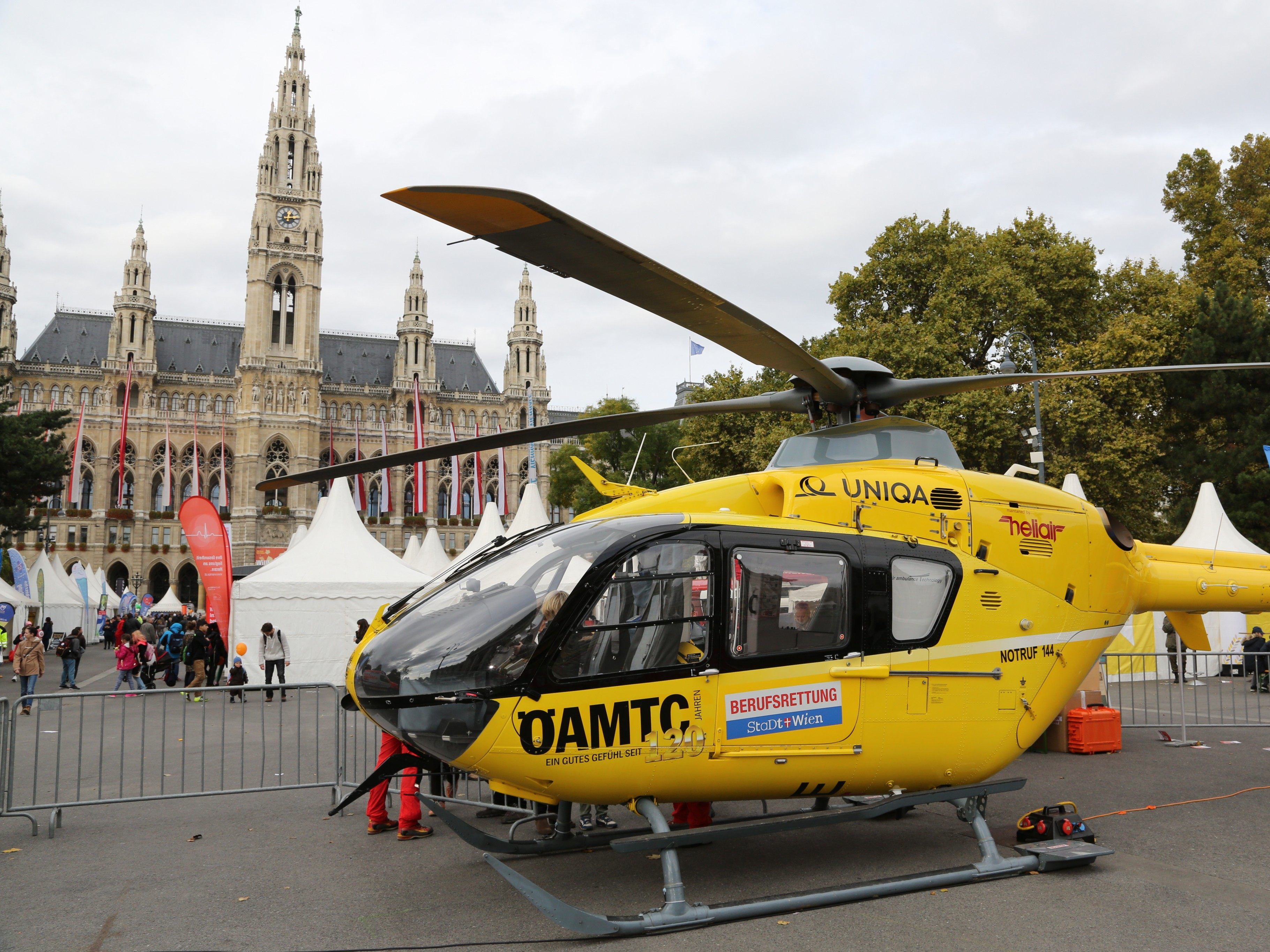 Die Helfer Wiens präsentieren das Sicherheitsfest am Wiener Rathausplatz.