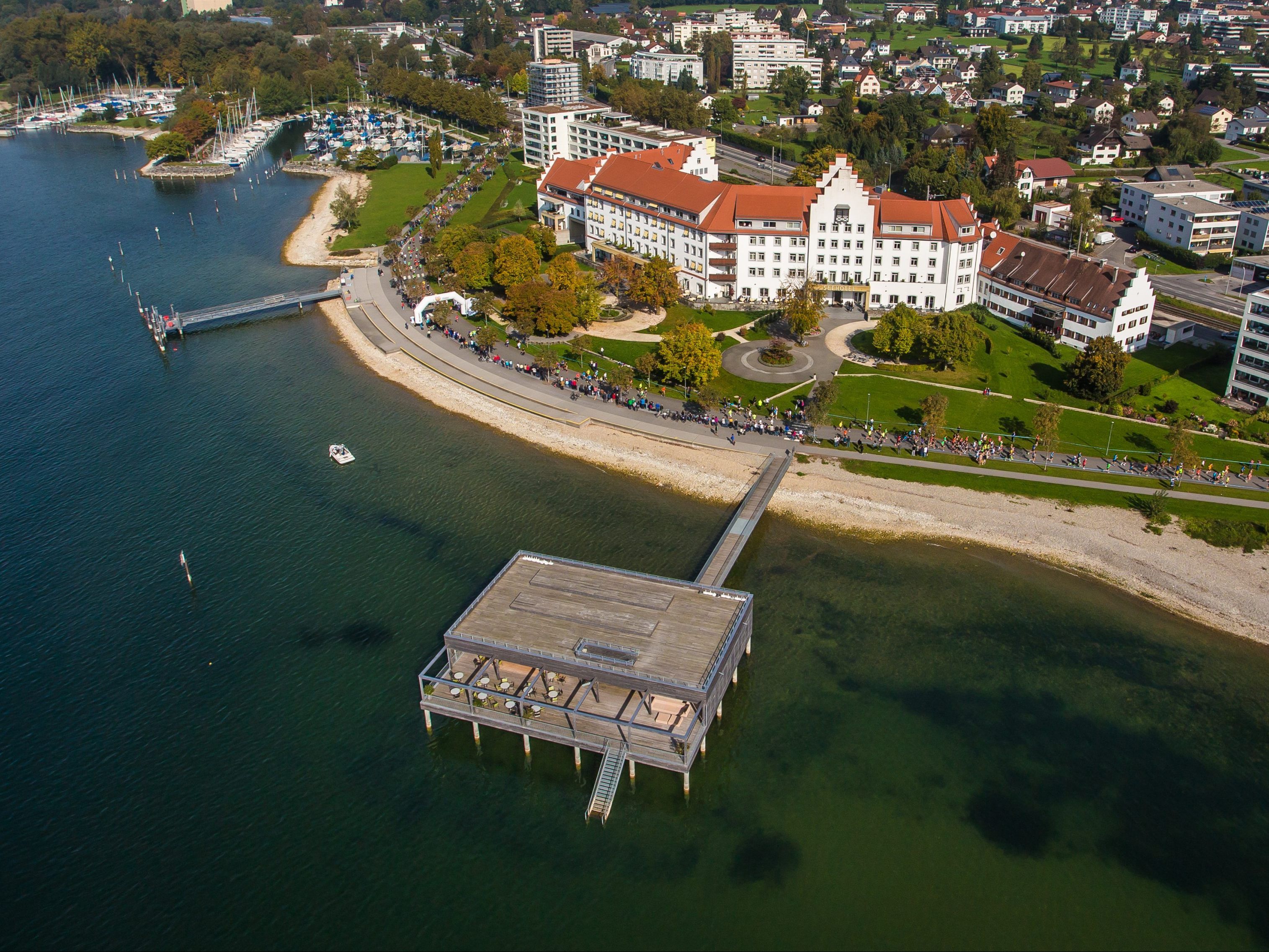 Das Badehaus liegt in Bregenz, das Hotel in Lochau. Das Badehaus liegt in Bregenz, das Hotel in Lochau.