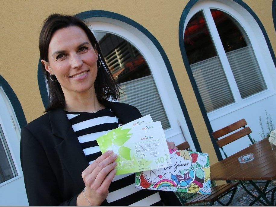 Kathrin Mair überreicht die Gutscheine an den Schulsport Vorarlberg