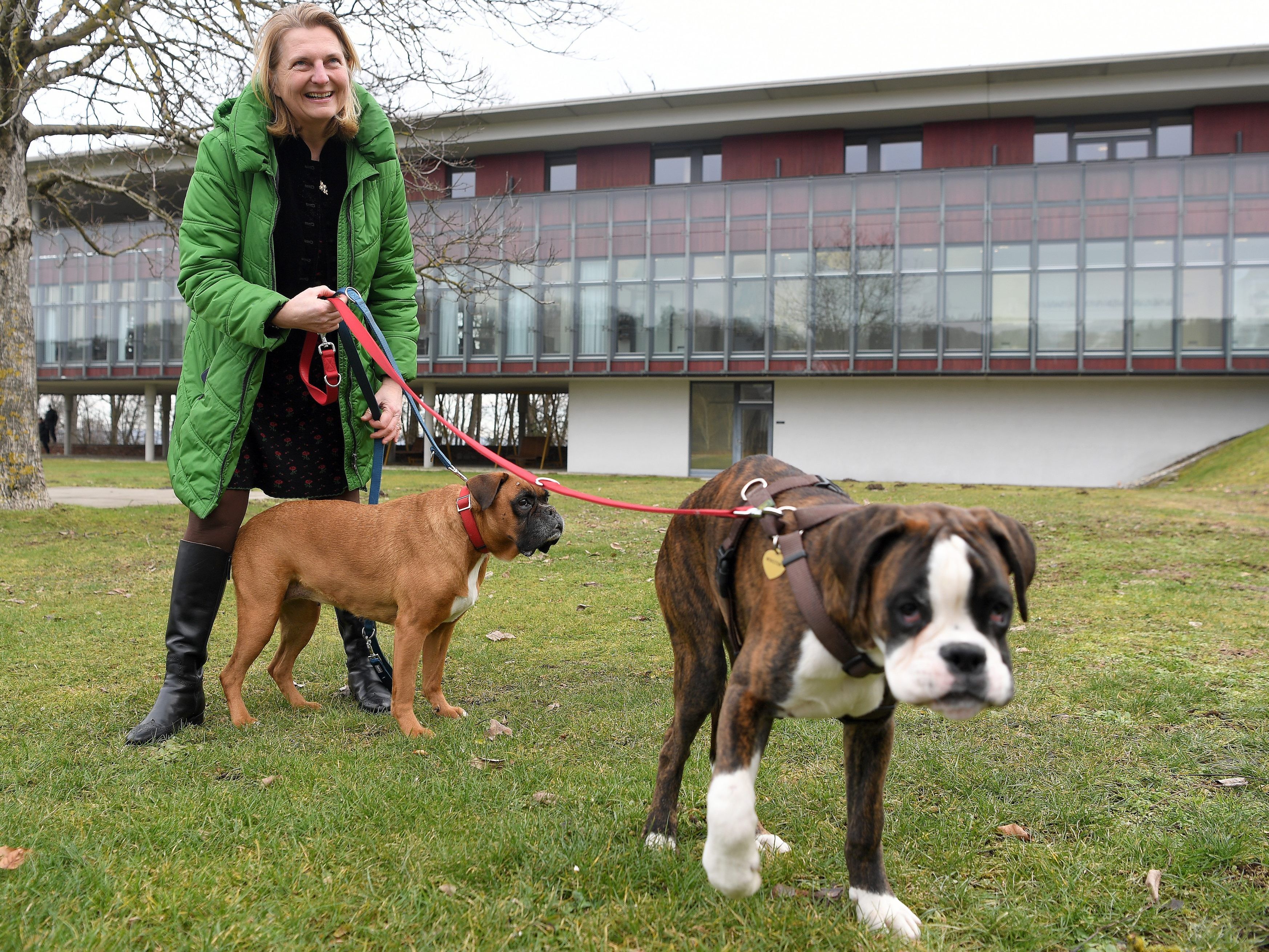 Auch Außenministerin Karin Kneissl müsste dann einen Hundeführerschein machen.