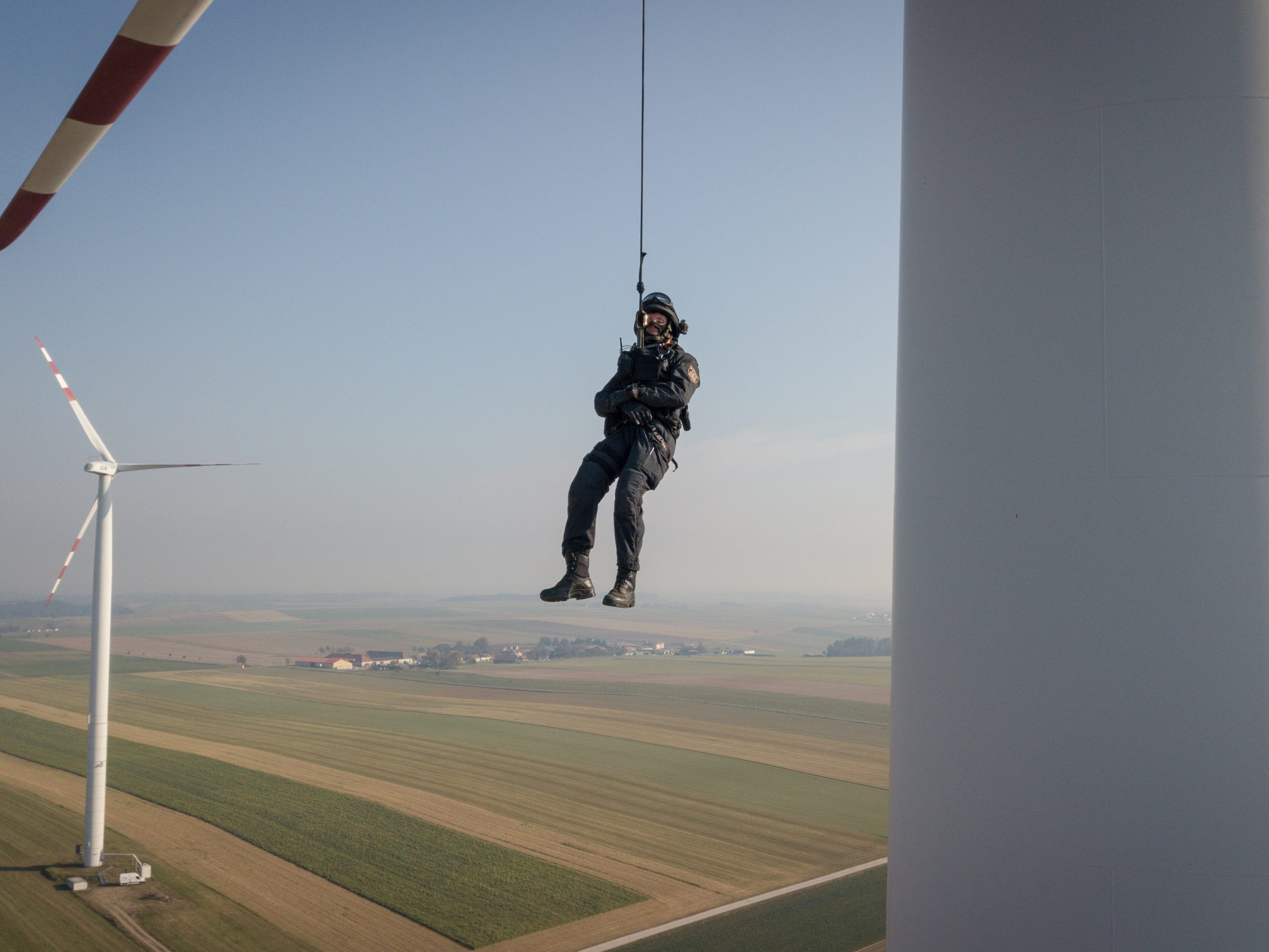 Die WEGA absolvierte ein spektakuläres Training auf einem Windrand.