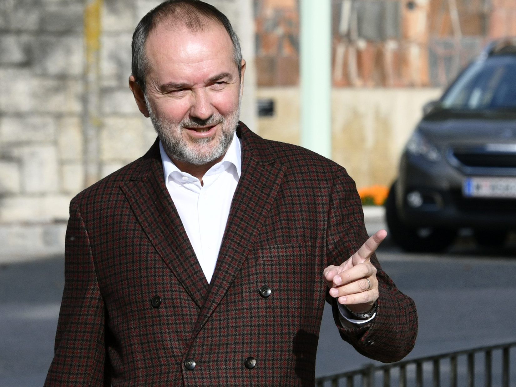 Der rote Ex-Minister steht in der Kritik. Der rote Ex-Minister steht in der Kritik.