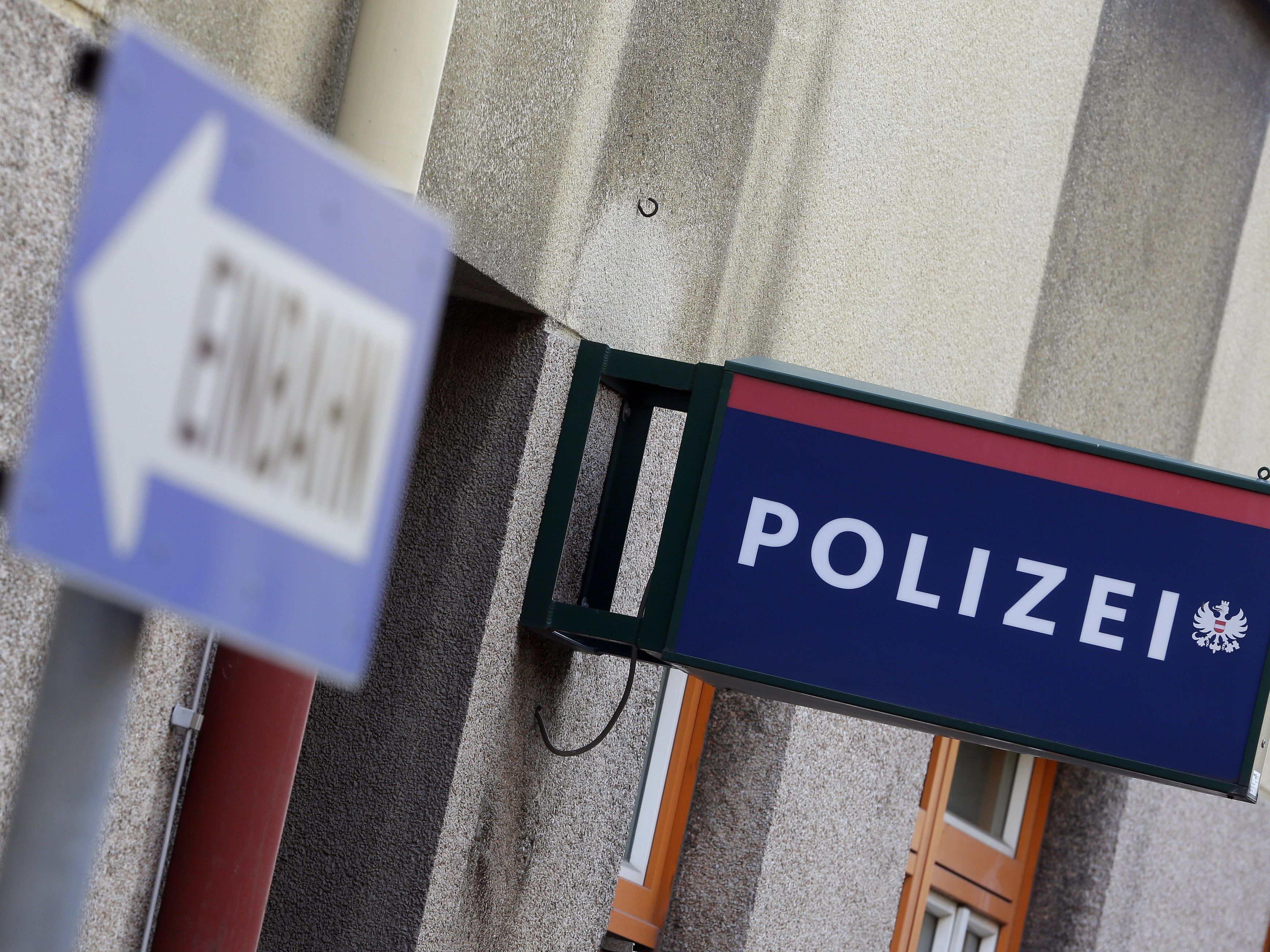 Nach einem Streit brachte der Vater seine Tochter zur Polizei. Nach einem Streit brachte der Vater seine Tochter zur Polizei.