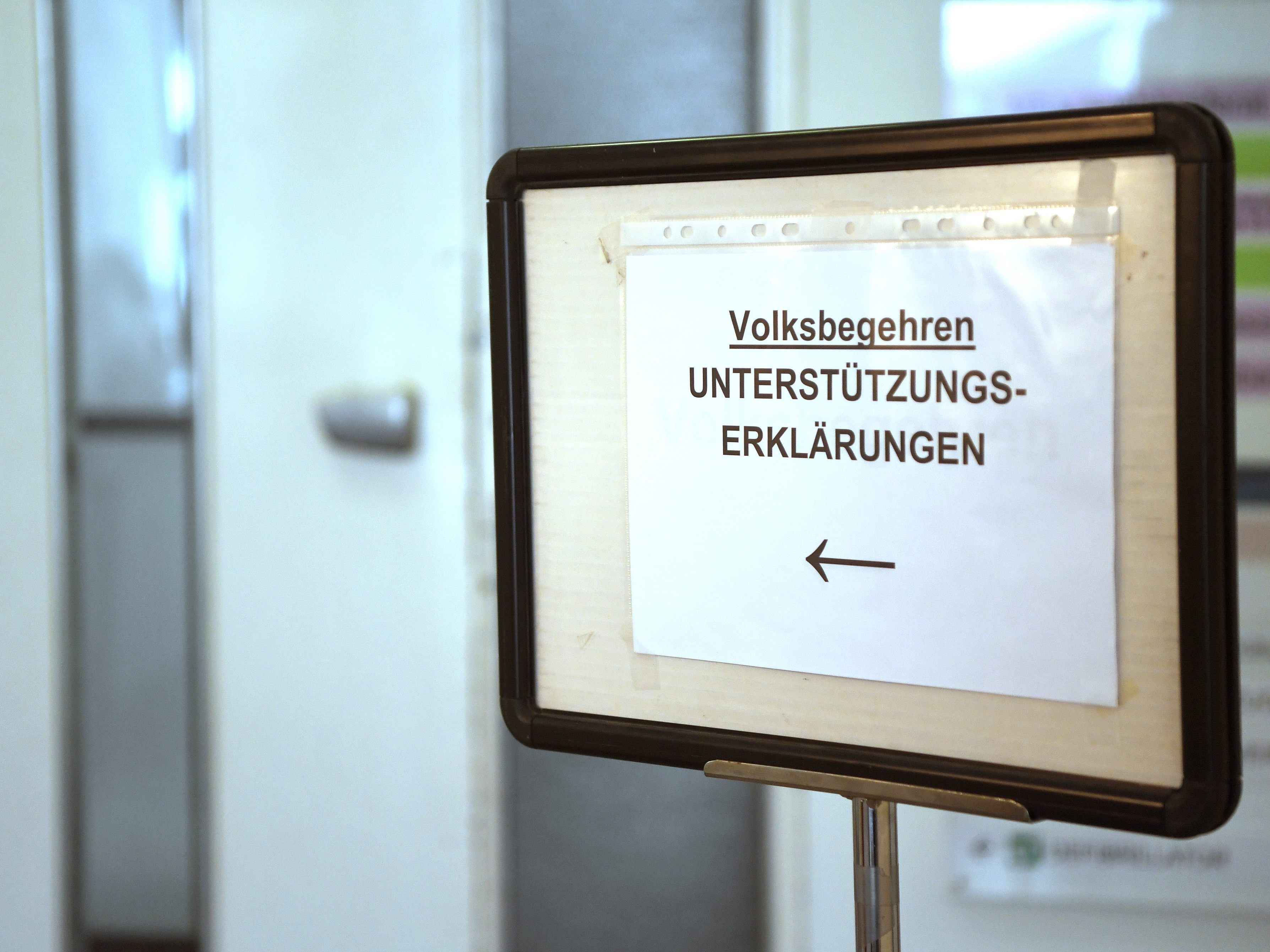 Bis gestern wurden Unterschriften für drei verschiedene Volksbegehren gesammelt. Bis gestern wurden Unterschriften für drei verschiedene Volksbegehren gesammelt.