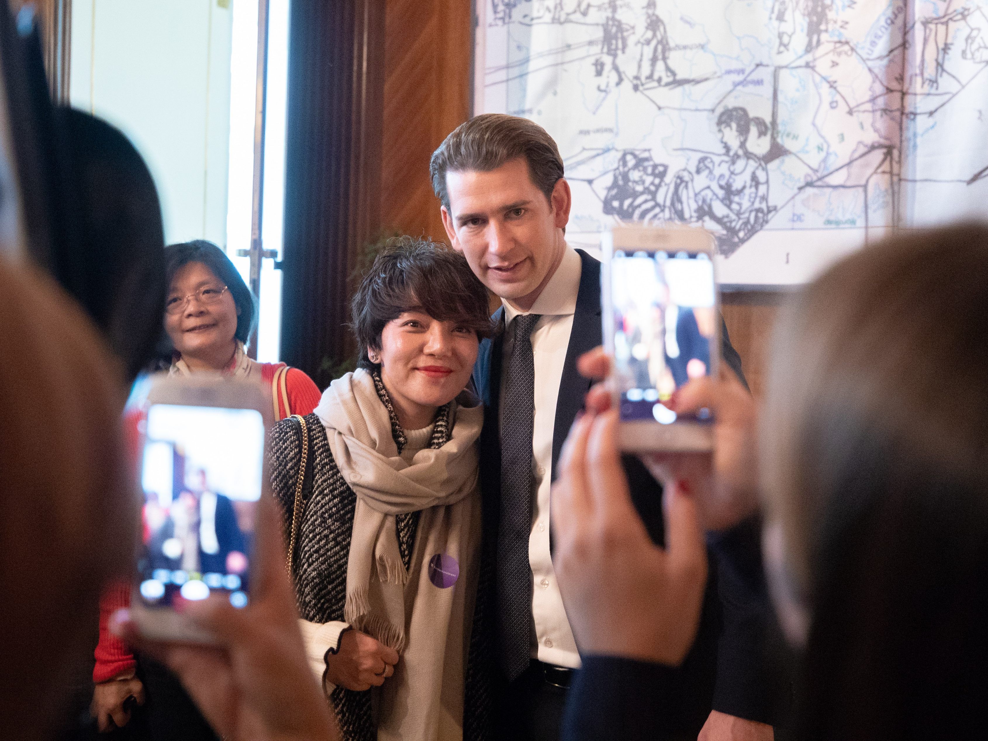 Kanzler Sebastian Kurz steht am heutigen Nationalfeiertag auch für Selfies bereit. Kanzler Sebastian Kurz steht am heutigen Nationalfeiertag auch für Selfies bereit.