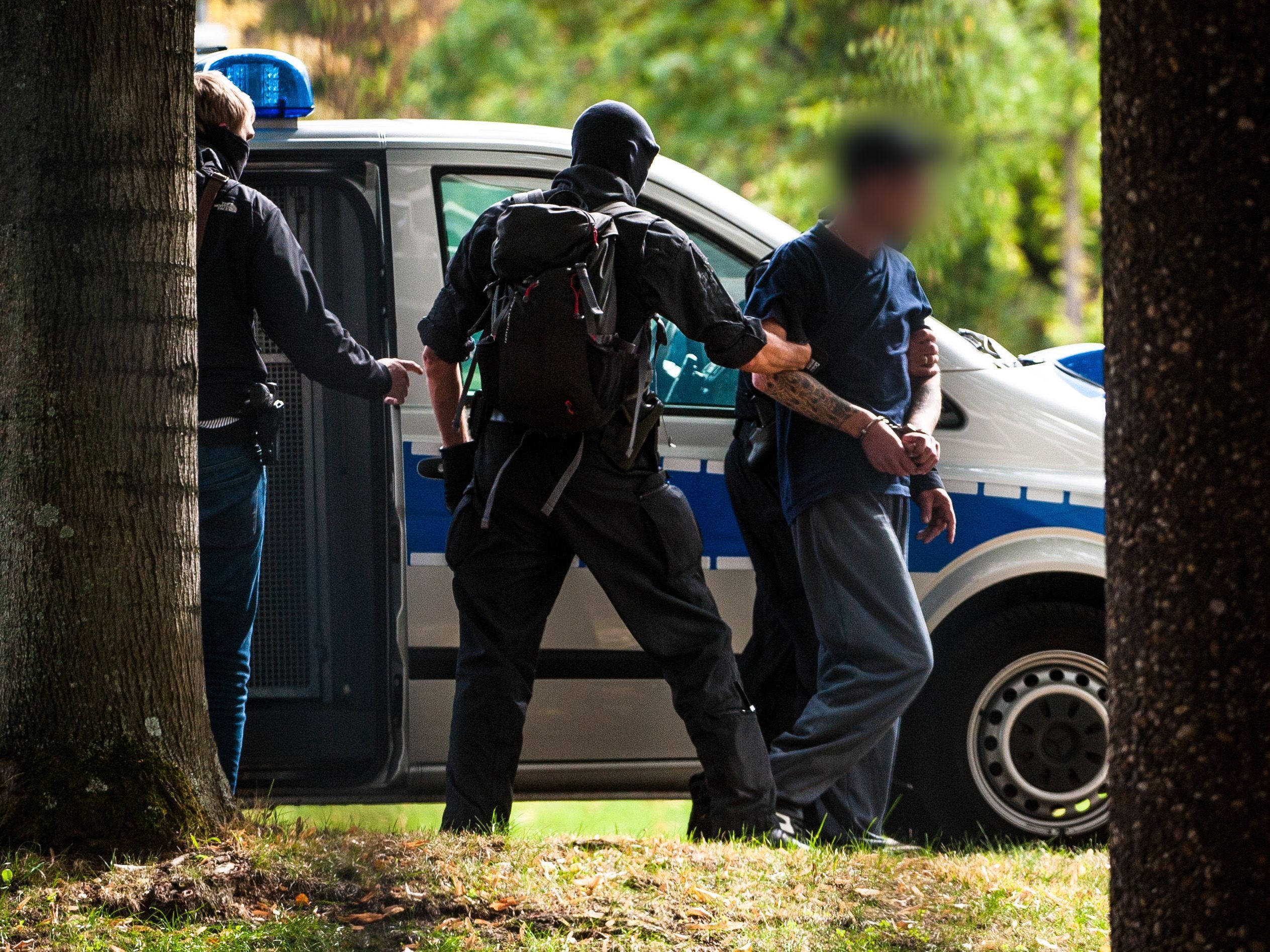 Die Polizei hat eine Gruppe von mutmaßlichen Rechtsterroristen aus Chemnitz ausgehoben. Die Polizei hat eine Gruppe von mutmaßlichen Rechtsterroristen aus Chemnitz ausgehoben.