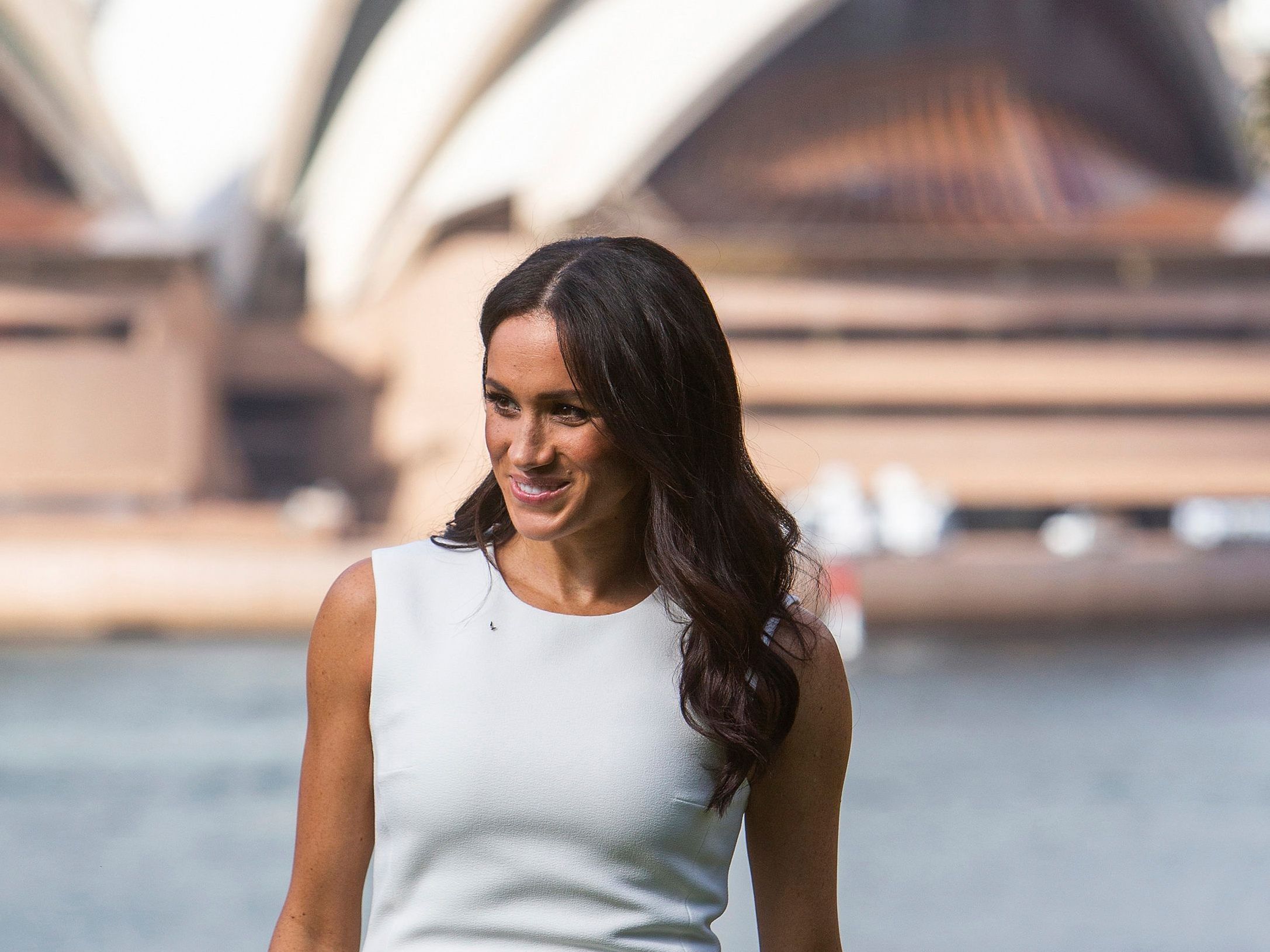 Herzogin Meghan präsentierte erstmals ihren Babybauch vor dem Opernhaus in Sydney.