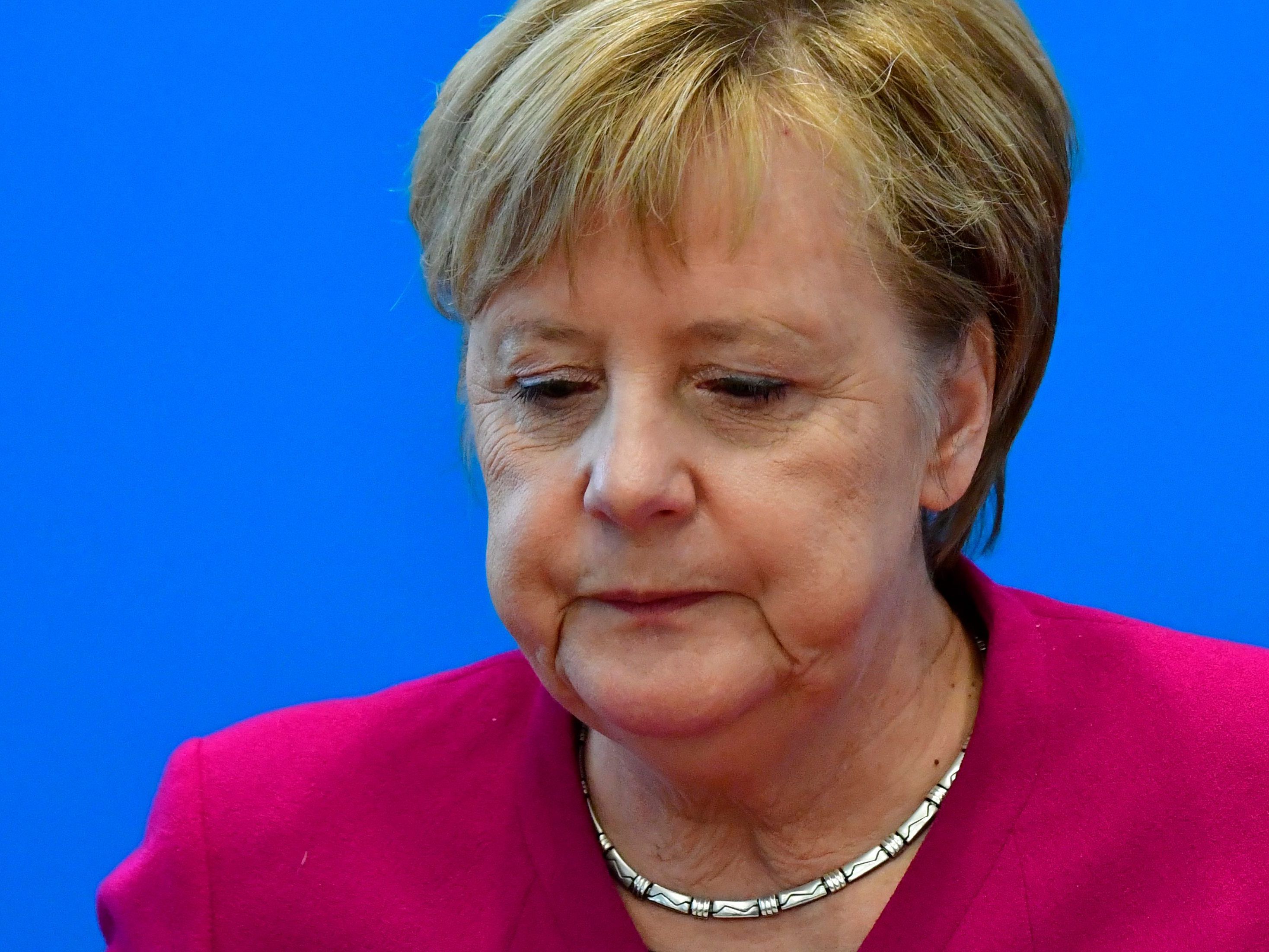 Kanzerlin Merkel erklärte bei der Pressekonferenz am Montag ihren schrittweisen Rücktritt.