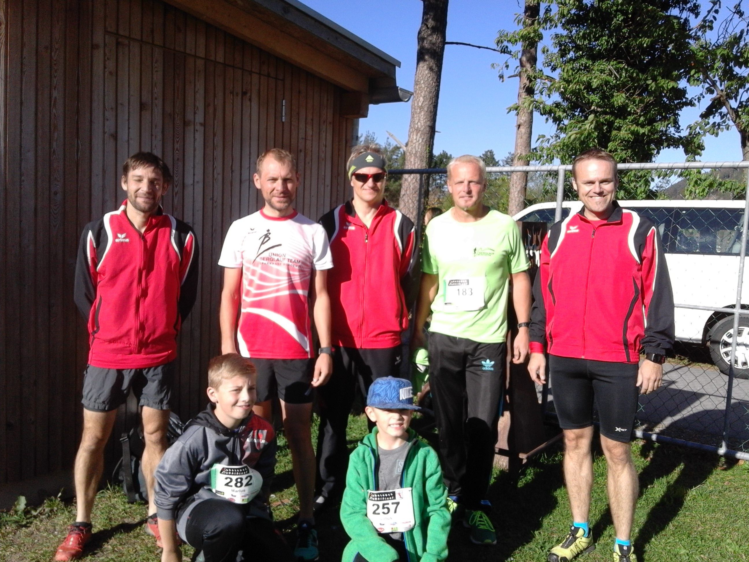 Die achtköpfige Abordnung des BLT beim Auwaldlauf in Ludesch Die achtköpfige Abordnung des BLT beim Auwaldlauf in Ludesch