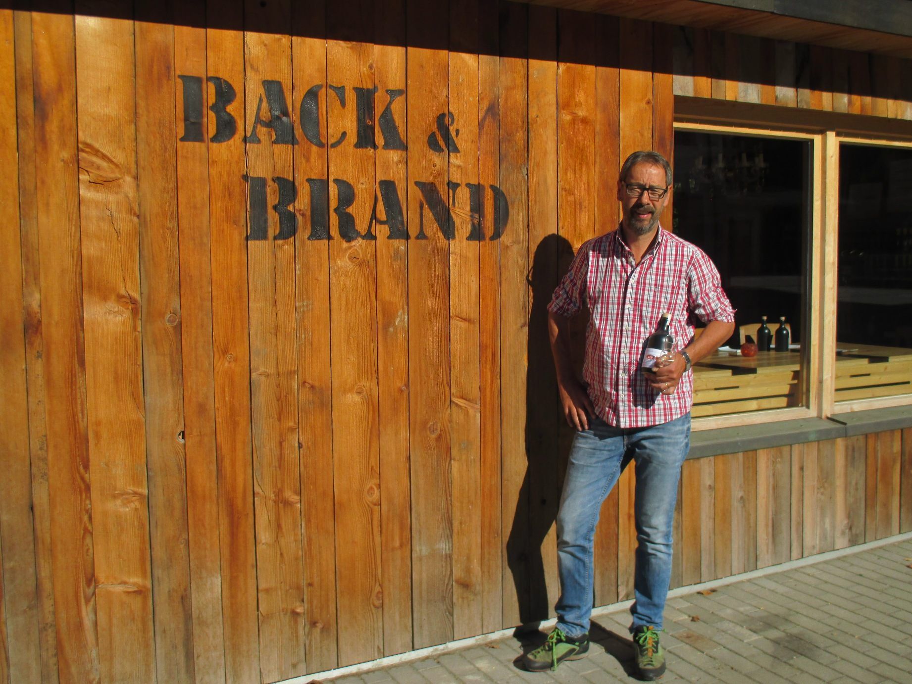 BU.: Norbert Bertsch vor seinem „Back & Brand“ BU.: Norbert Bertsch vor seinem „Back & Brand“