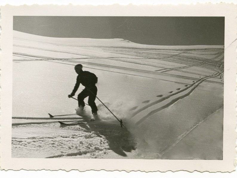1894 brachte Pfarrer Johann Müller die ersten Ski an den Arlberg