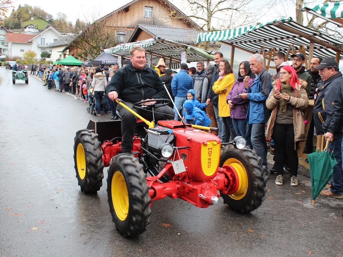 Auch alte Traktoren fahren wieder auf.