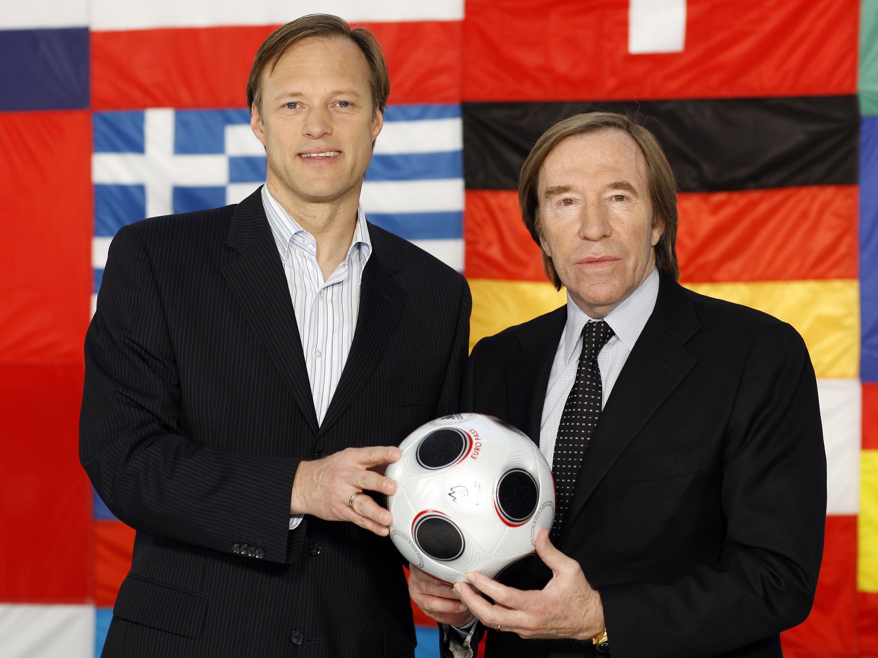 Moderator Gerhard Delling (links) hier mit Kollege Günter Netzer.