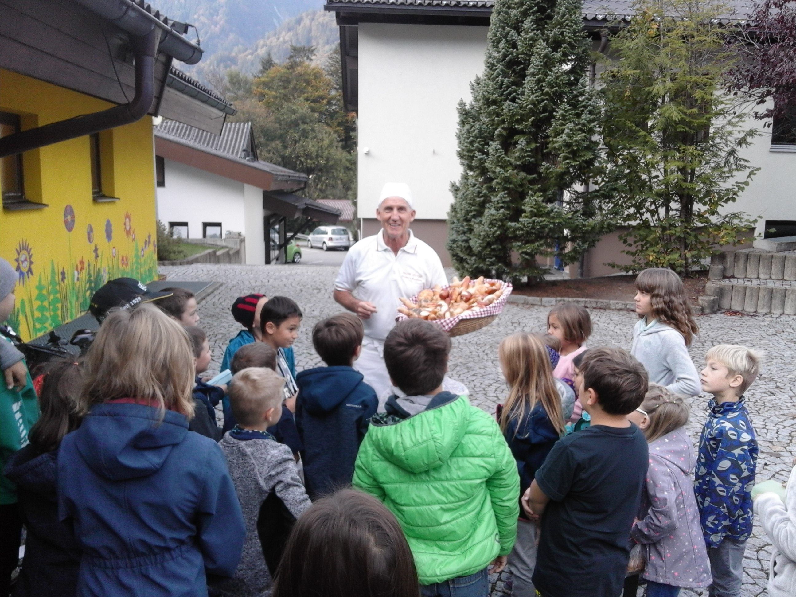 Walter Stüttler ist ein gern gesehener Gast in der Volksschule