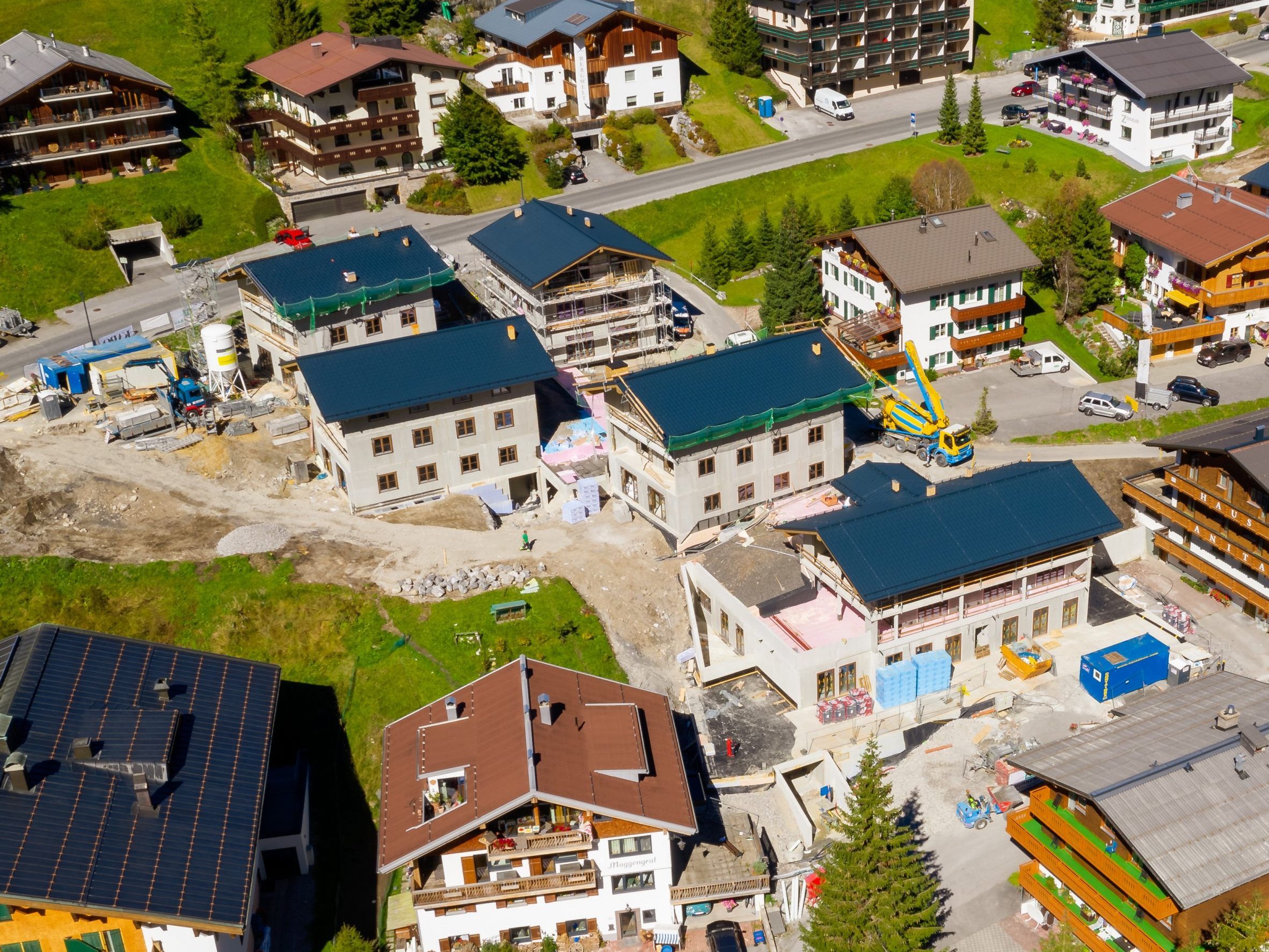 Alleine für den Bau des „Chalech“ im Zentrum von Lech soll ein Investor mehr als 30 Millionen Euro locker machen.