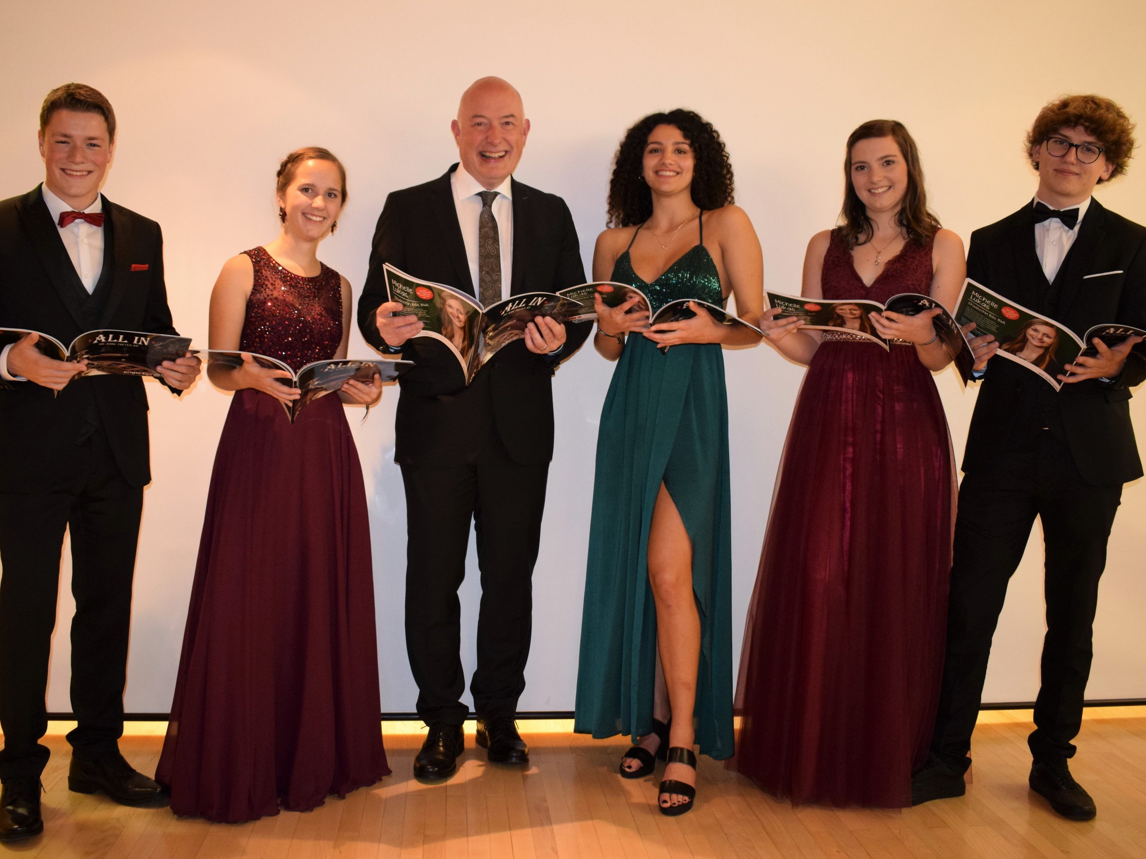 Maturantinnen und Maturanten freuten sich mit Direktor Ariel Lang über die kreative Maturazeitung. Maturantinnen und Maturanten freuten sich mit Direktor Ariel Lang über die kreative Maturazeitung.